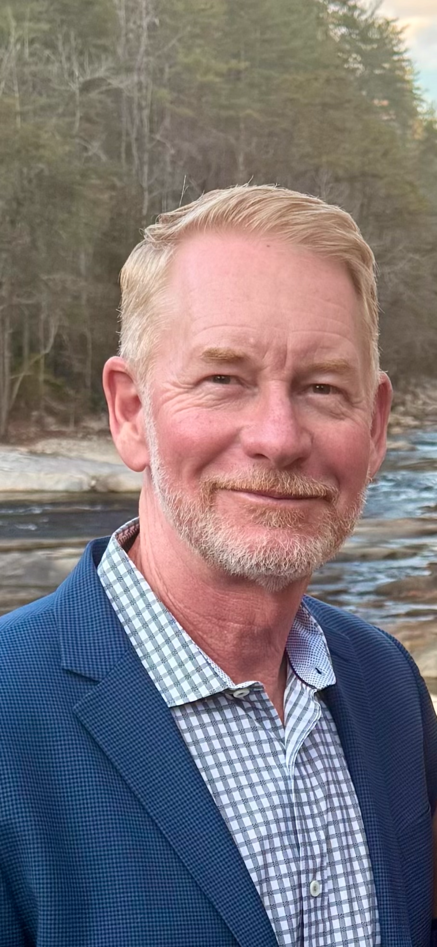 Andrew Hemmert serves on Reefs Unknown's Board of Directors. He is the President and owner of HMRT, LLC.