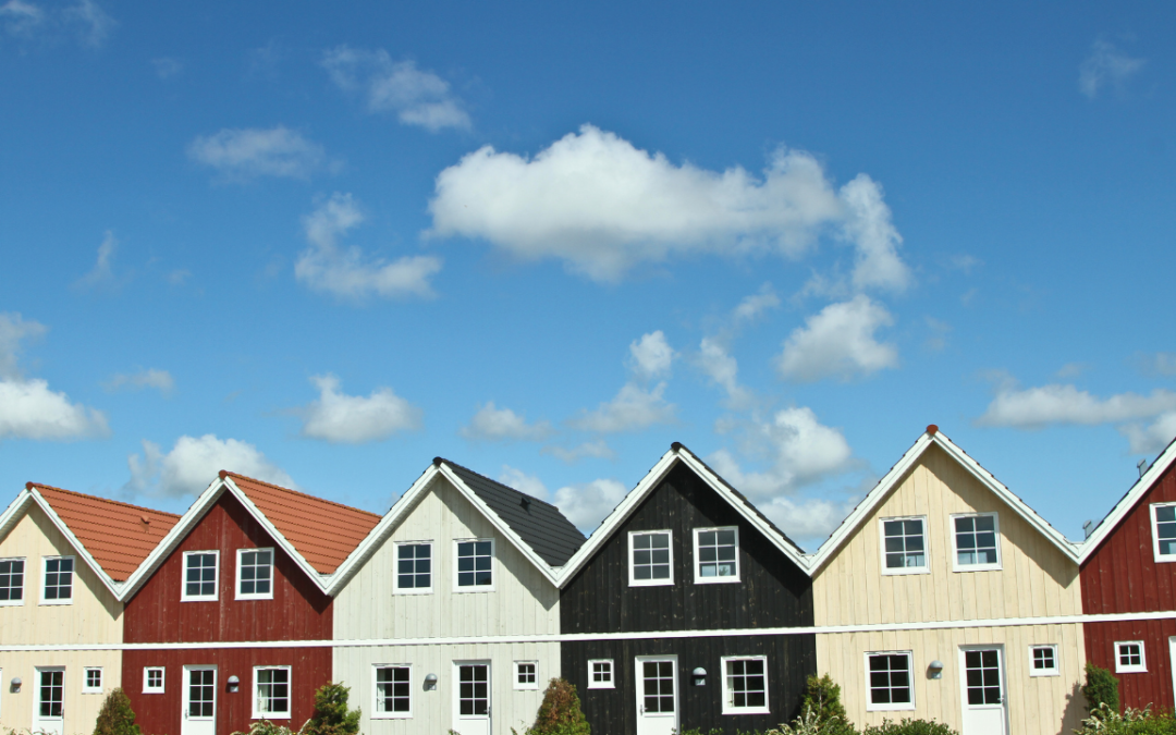 Selling and Buying a House at the Same Time: How You Can Make it Work