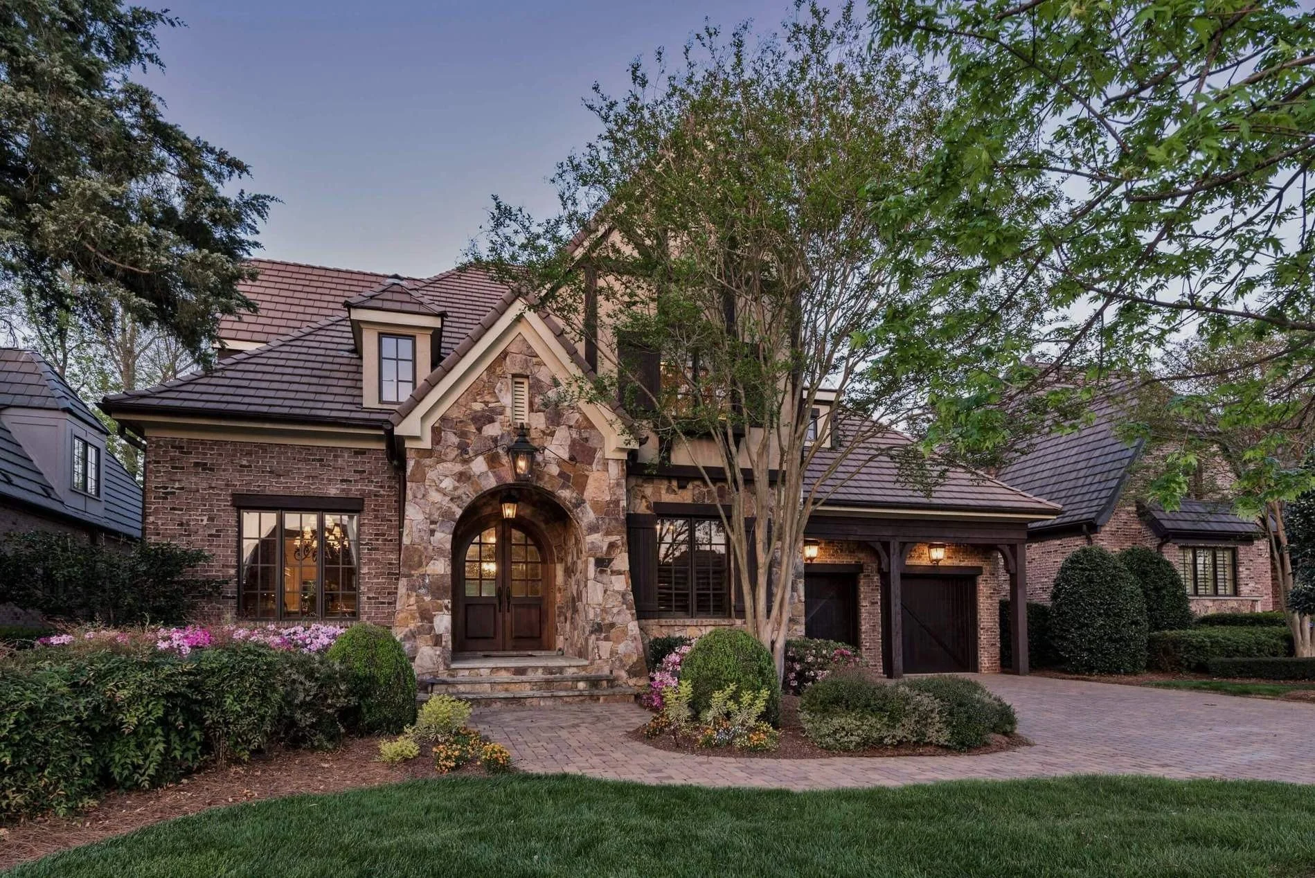 the-courtyards-on-lake-norman-brick-home-exterior-with-landscaped-front-yard-active-adult-community-cornelius-nc.jpg