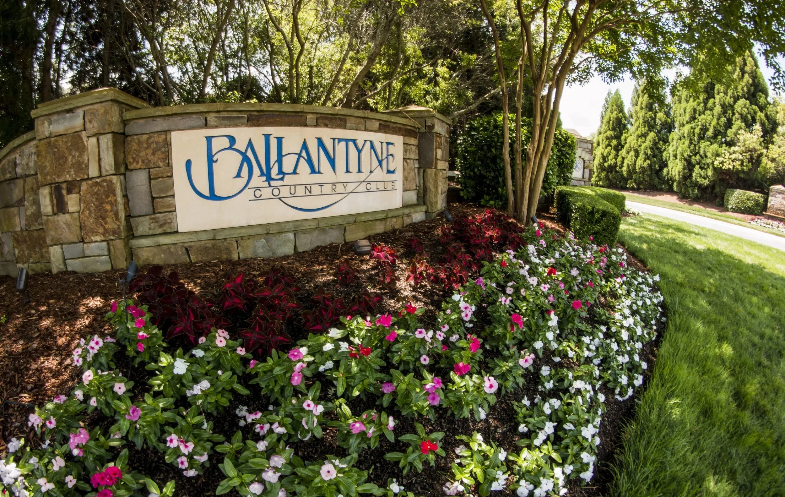ballantyne-country-club-charlotte-nc-neighborhood-entrance-stone-sign-with-flowers.webp