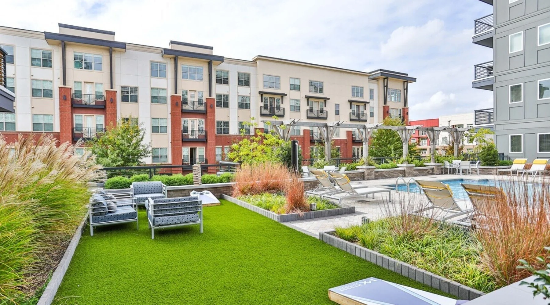 south-end-charlotte-nc-luxury-apartment-complex-rooftop-courtyard-with-pool.jpg