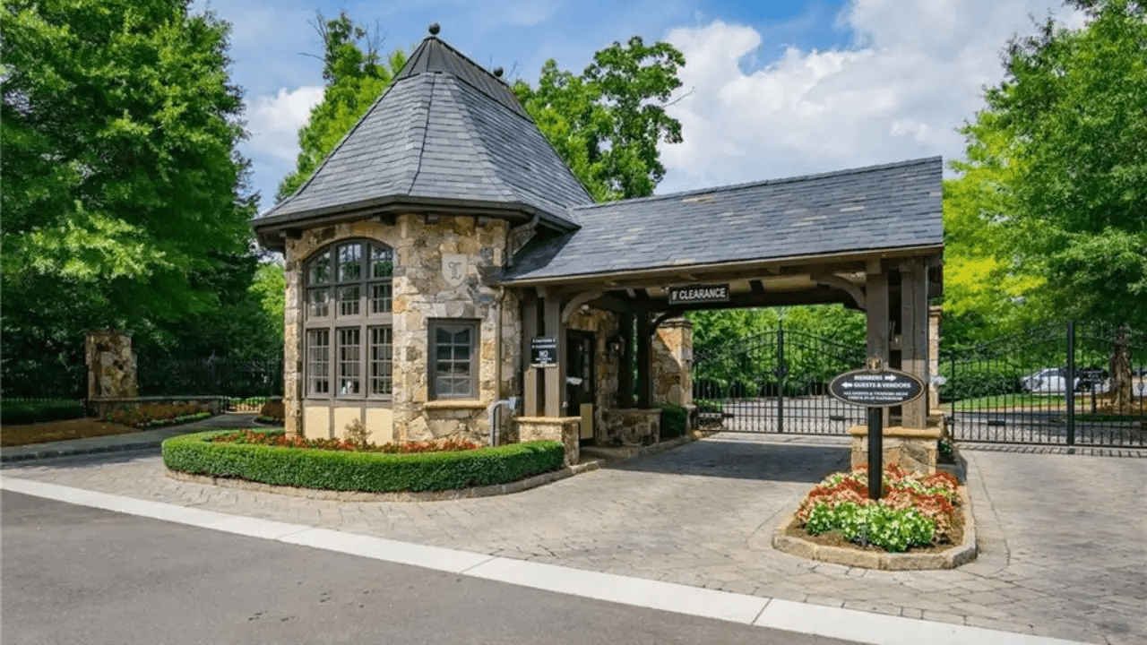 The-Club-at-Longview-Neighborhood-2.webp