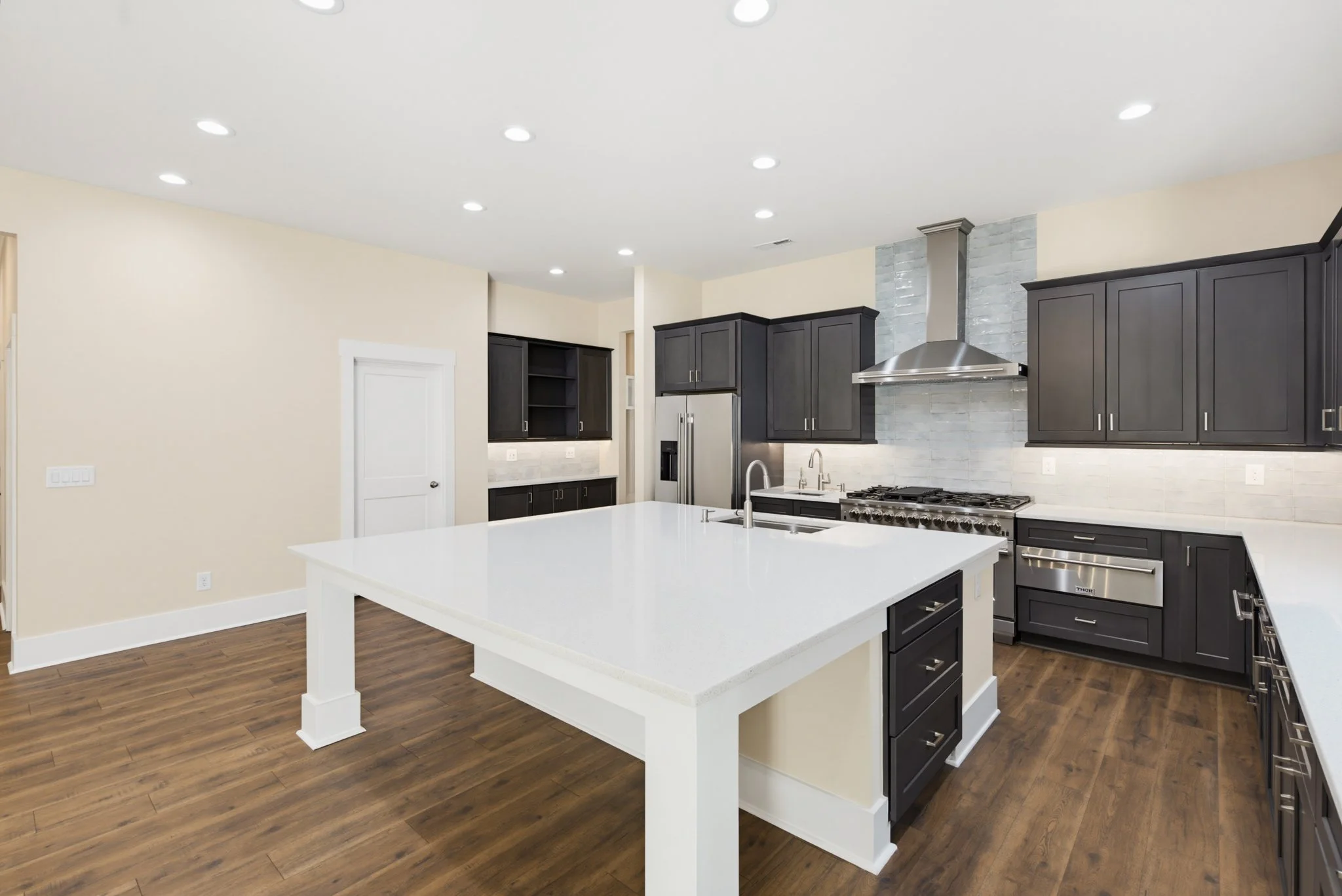 2507 forest Lawn Dr-150.jpg