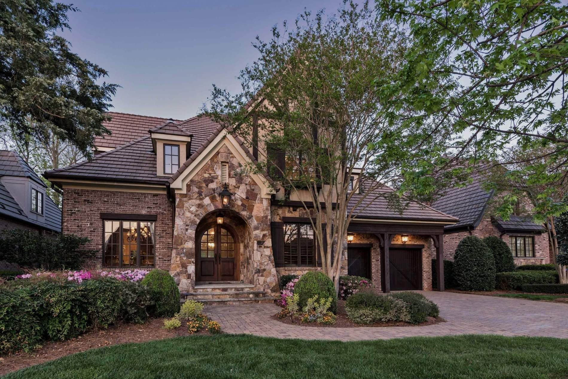 the-courtyards-on-lake-norman-brick-home-exterior-with-landscaped-front-yard-active-adult-community-cornelius-nc.jpg