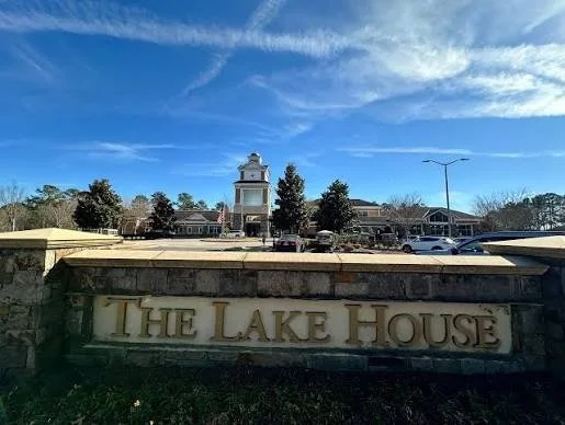 courtyards-of-marvin-lake-house-community-sign-entrance-monument-active-adult-community-marvin-nc.jpg