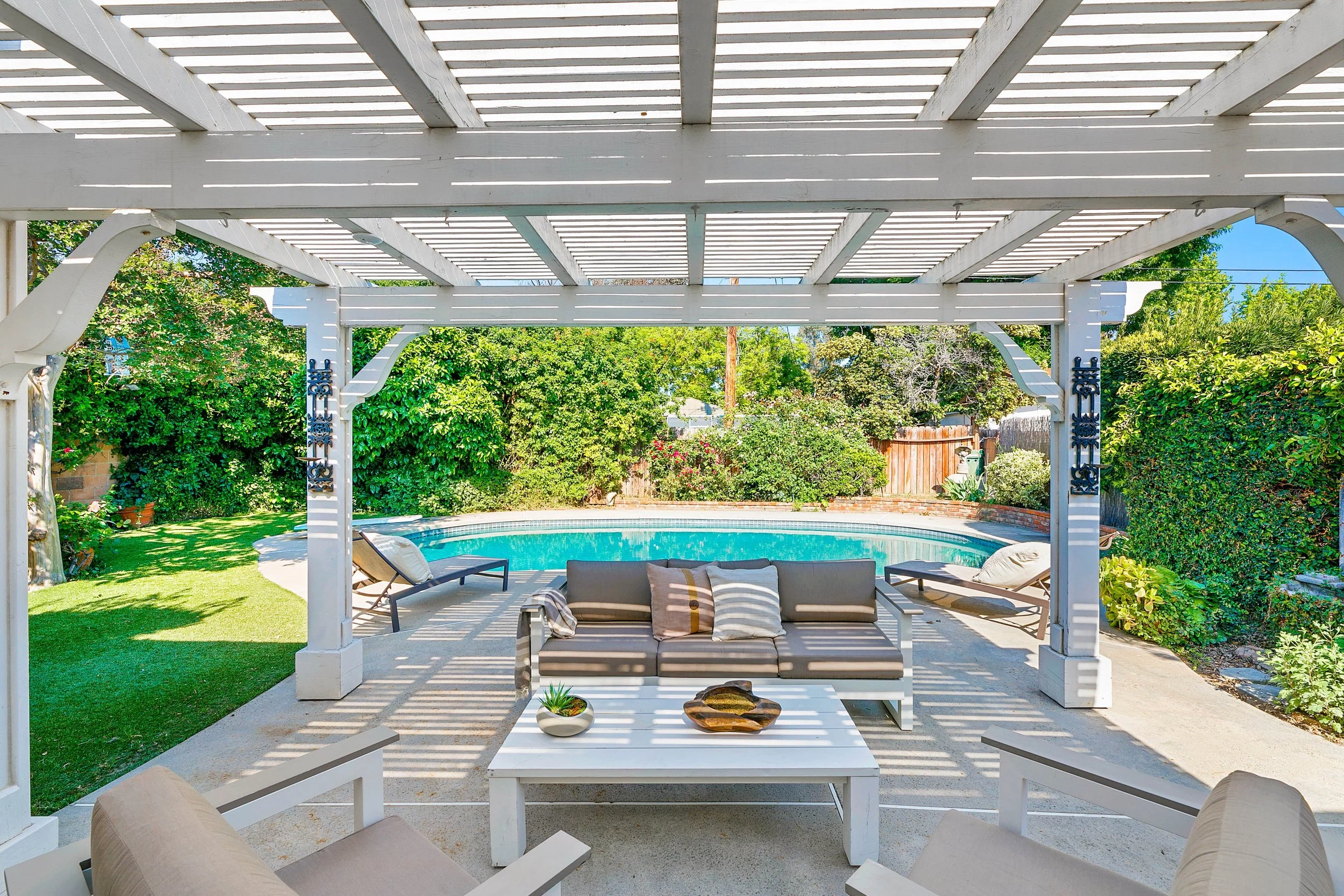 Presenting a stunning Mid-Century Modern estate on the market for the first time in over 50 years. Nestled in an exclusive and serene neighborhood, this residence is the epitome of luxury and sophistication, ready for immediate occupancy. This turnke