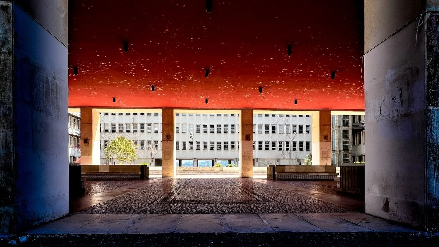 Square. #coimbra #architecturephotography #blackwhite #portugal