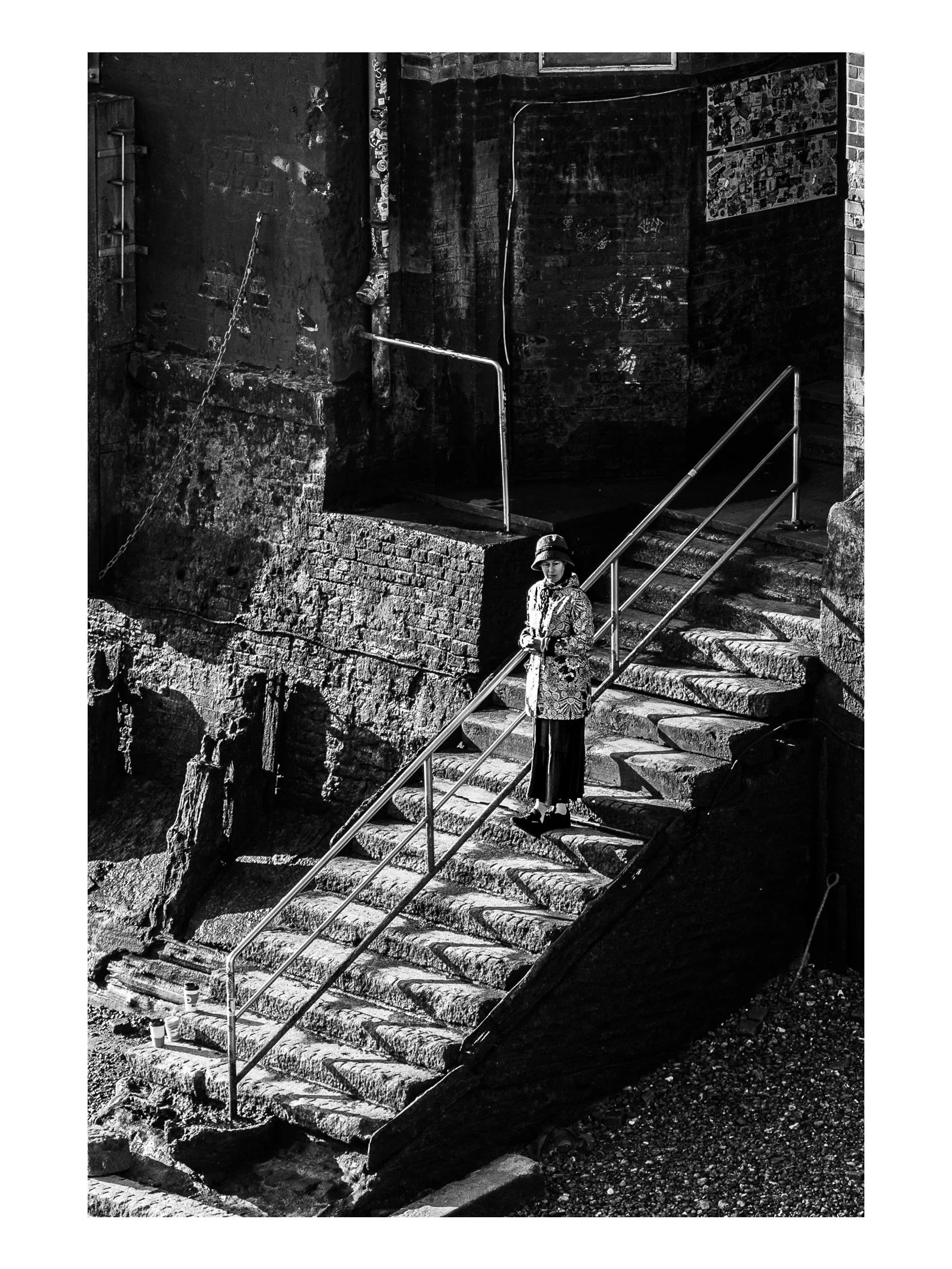 Moments. #streetphotography #straatfotografie #blackandwhite #london #solitudephotography