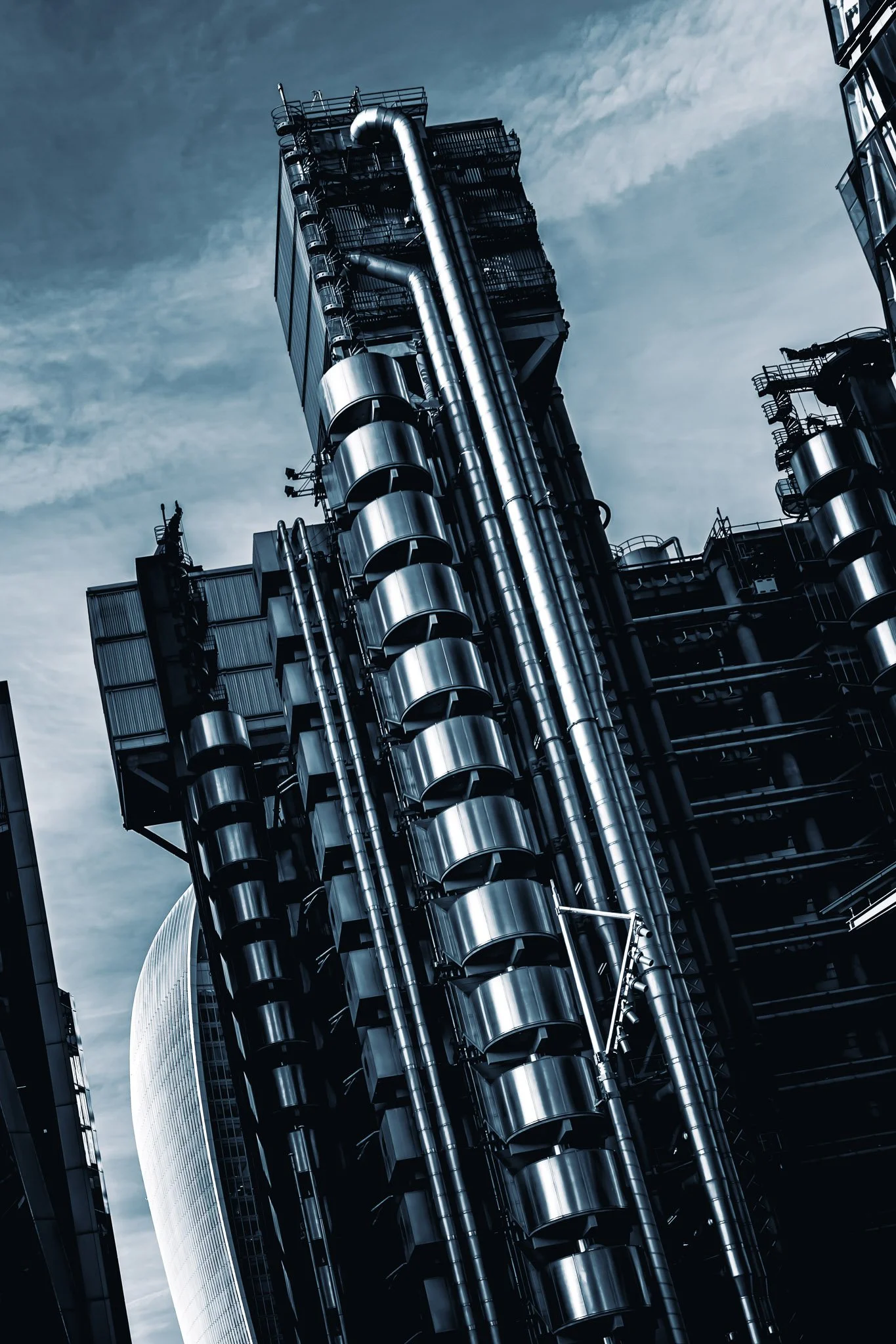 Een moderne, industriële hoogbouw met veel glanzende metalen buizen en kerncentrale of datacenter architectuur.