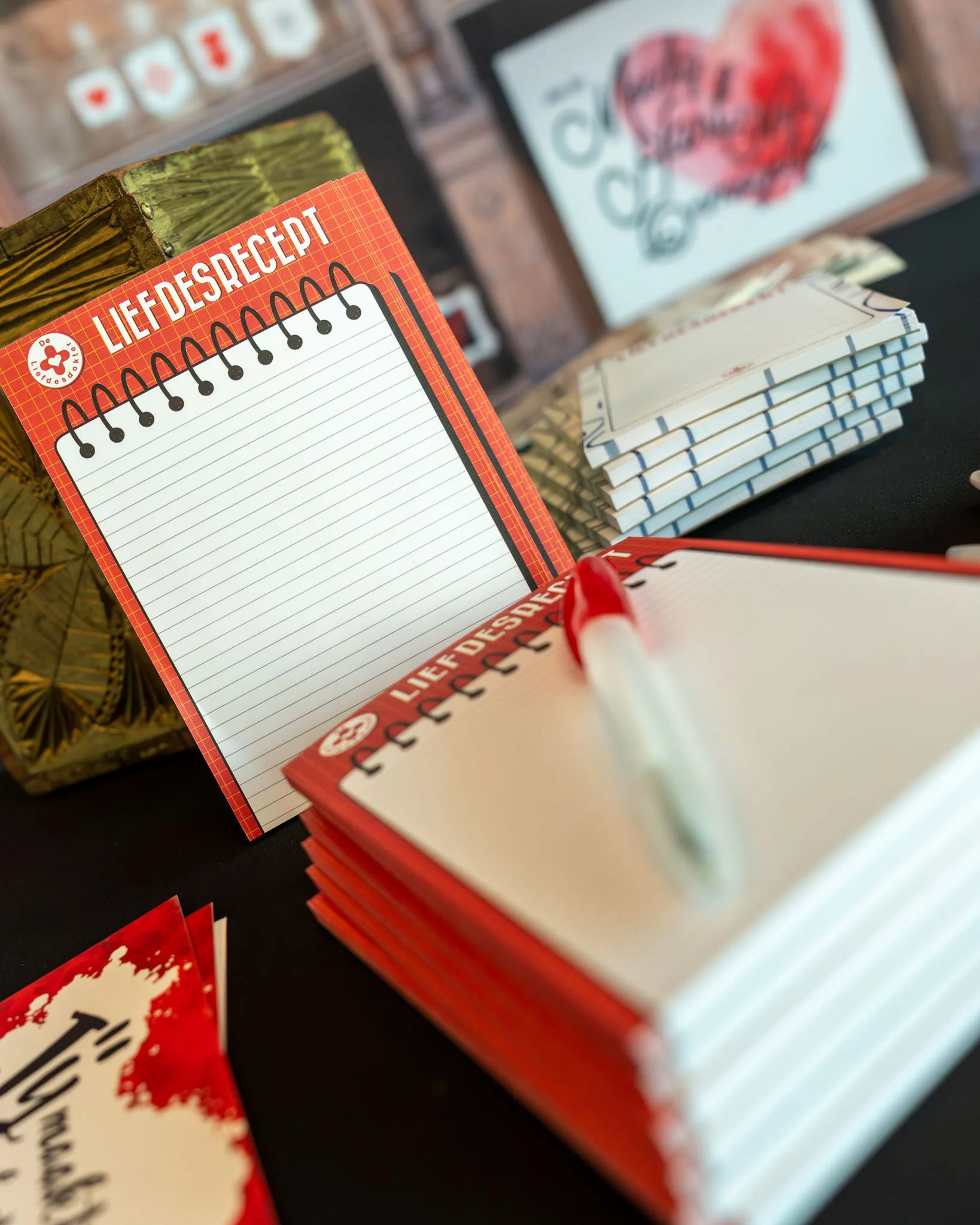 Een winkelstand met boeken en kaarten over liefde, met een prominente boek met de titel 'Liefdesgedicht'