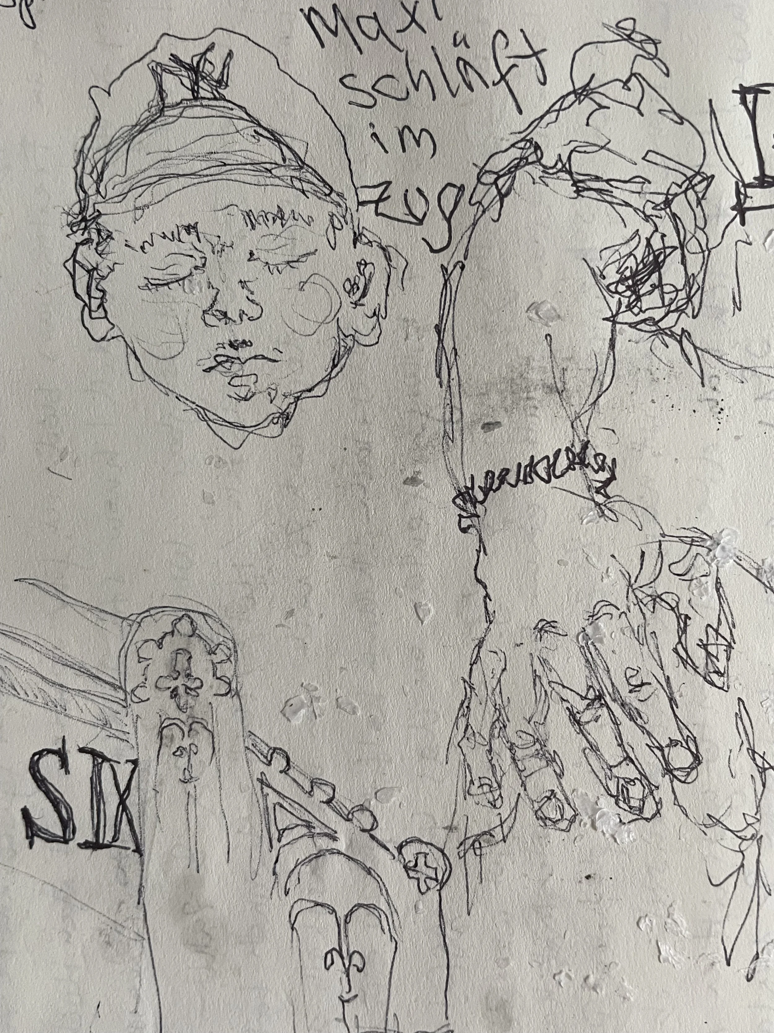 Ein Junge mit geschlossenen Augen, eine Kirchenbank und ein Arm