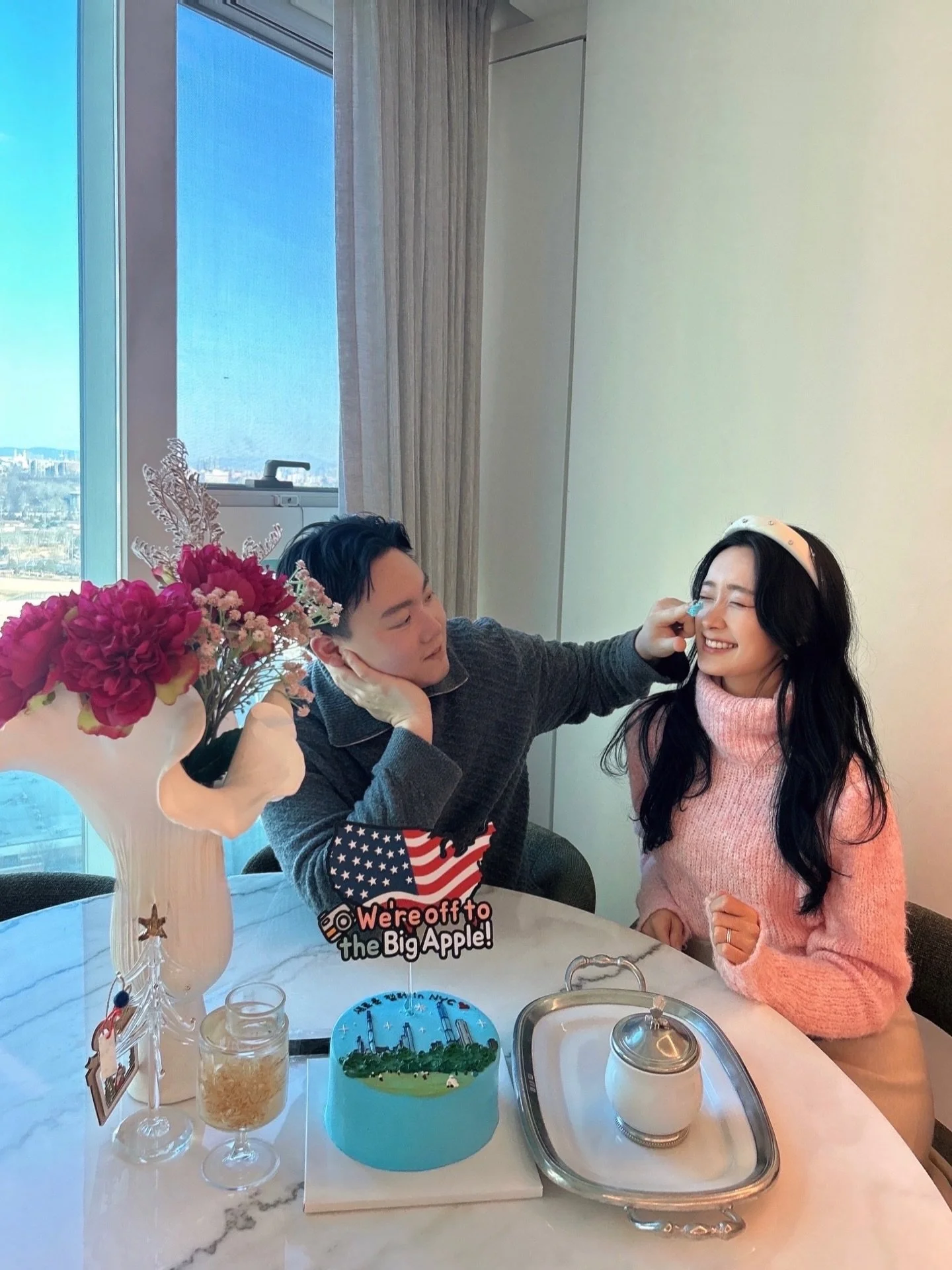 New year, new city, new chapter. 🍎🗽🩵 Feeling incredibly blessed for this family milestone. 
Stepping into this new beginning with hearts full of gratitude. Hello, NYC ✨🤍

연말에서 새로운 시작으로&mdash;
우리 가족의 새로운 챕터, 뉴욕으로 떠나요 🍎
감사함과 설렘을 가득 안고 ✨
뉴욕 오시면 연락주