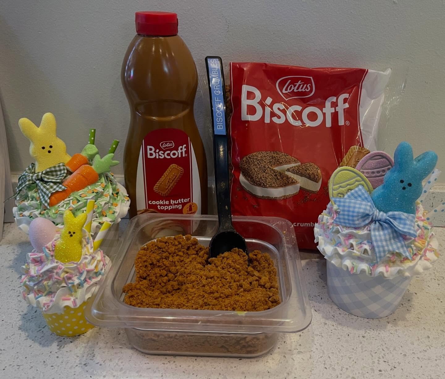 New topping alert ‼️ Biscoff Cookie Butter Sauce and Biscoff Crumbles!! 🍨