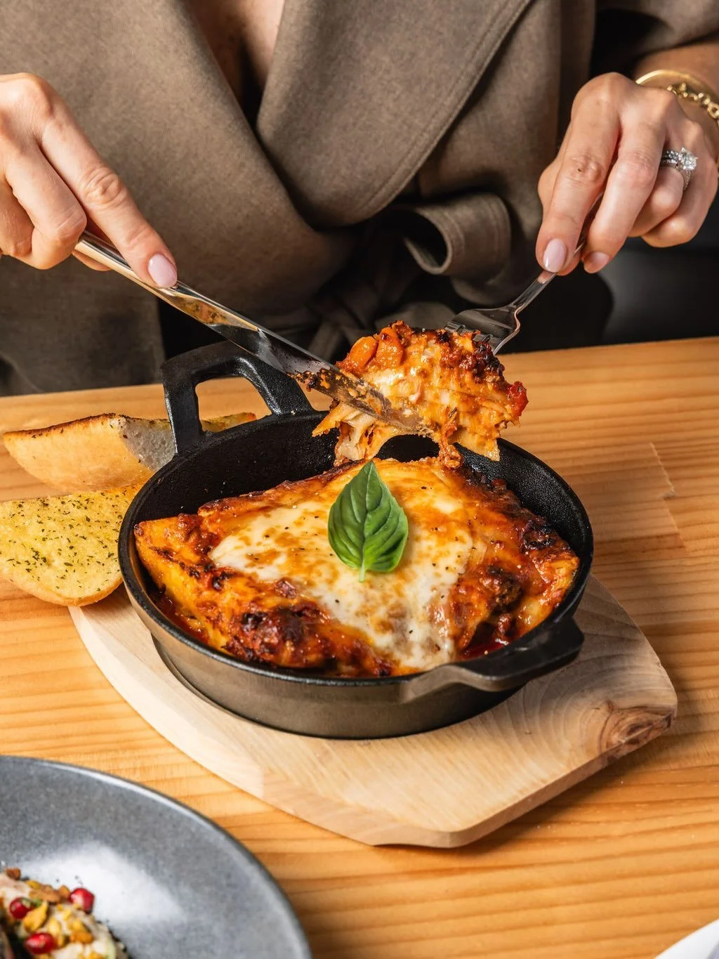 Let us do the slaving &amp; layering, so you can do the eating &amp; drinking. If you ask us a Sunday well spent is one at Watson&rsquo;s! #watsonseq #wintereats #pubfood #lasagne #garlicbread