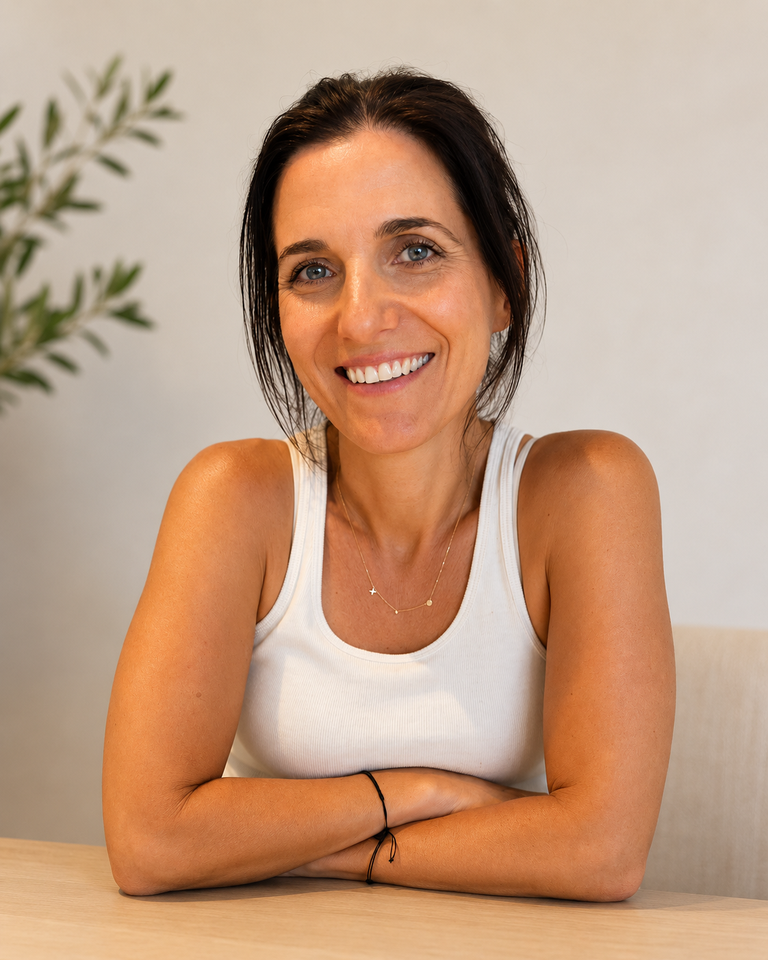 Gloria, the founder of Lemi posing casually and smiling