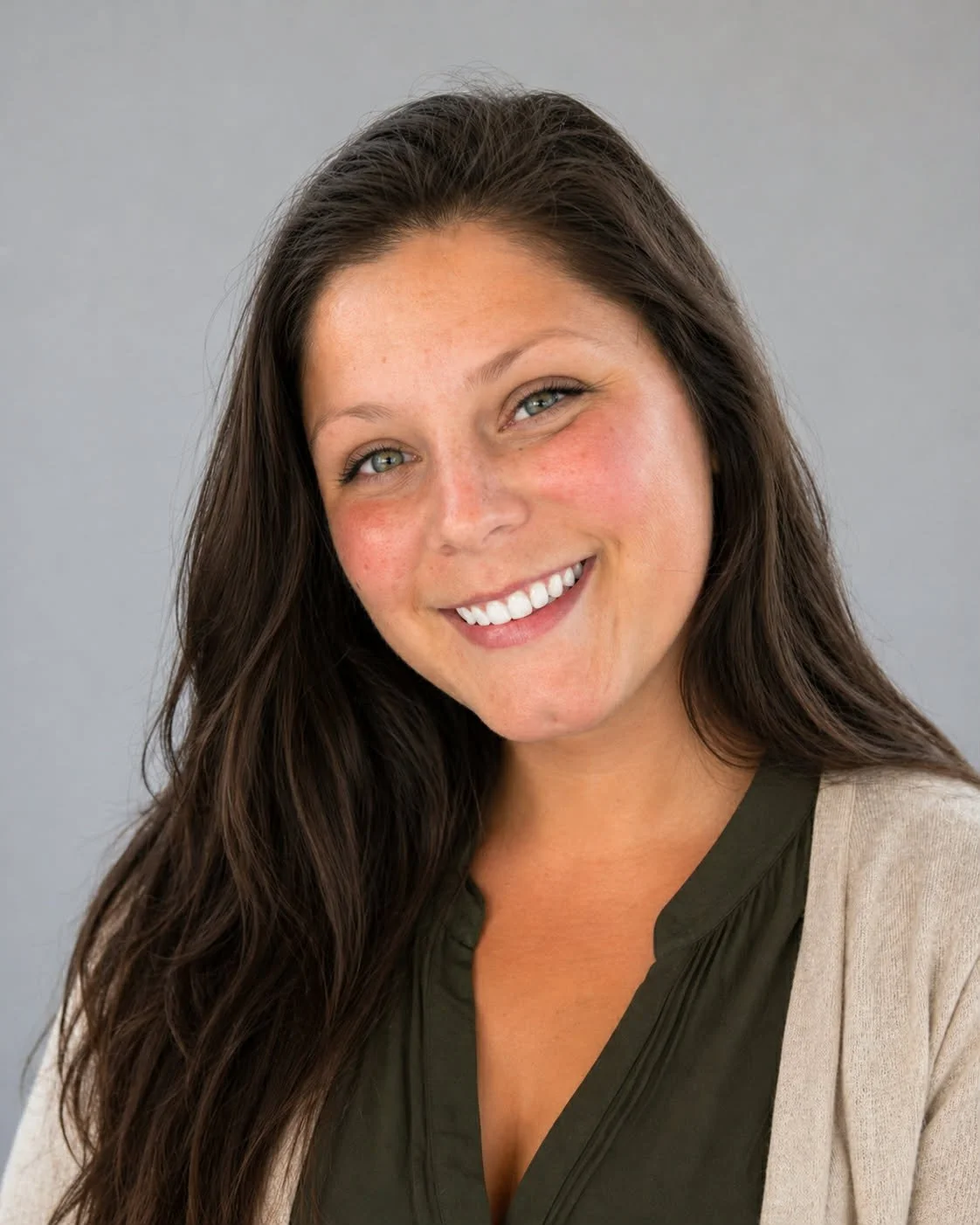 Headshot of Allie, owner of Curated Clean Co. Woman with long brown hair and green eyes and a pronounced butt chin.