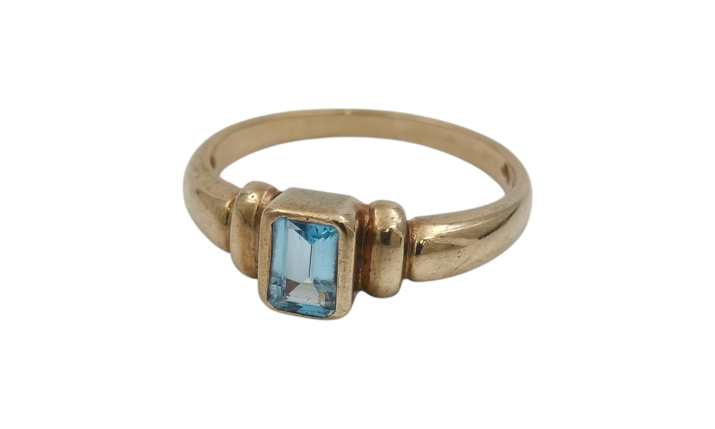 9ct Gold Blue Topaz Ring - Size Q
