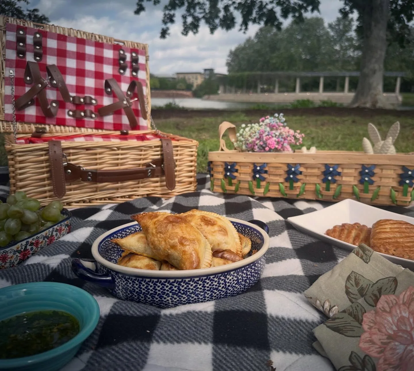 Sunshine, fresh air, and empanadas 🧺✨

There&rsquo;s just something about taking good food outside&hellip; every bite hits different.

Handmade, packed with flavor, and ready for wherever your day takes you.

#SurKitchen #Empanadas #PicnicVibes #Eat