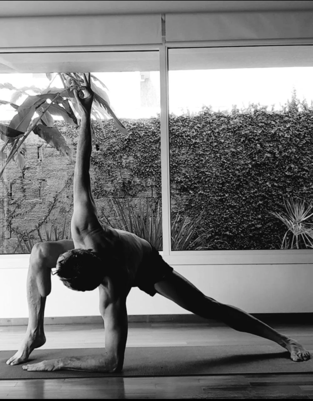 Valeriano Carvalho praticando yoga em estúdio em Uberlândia-MG