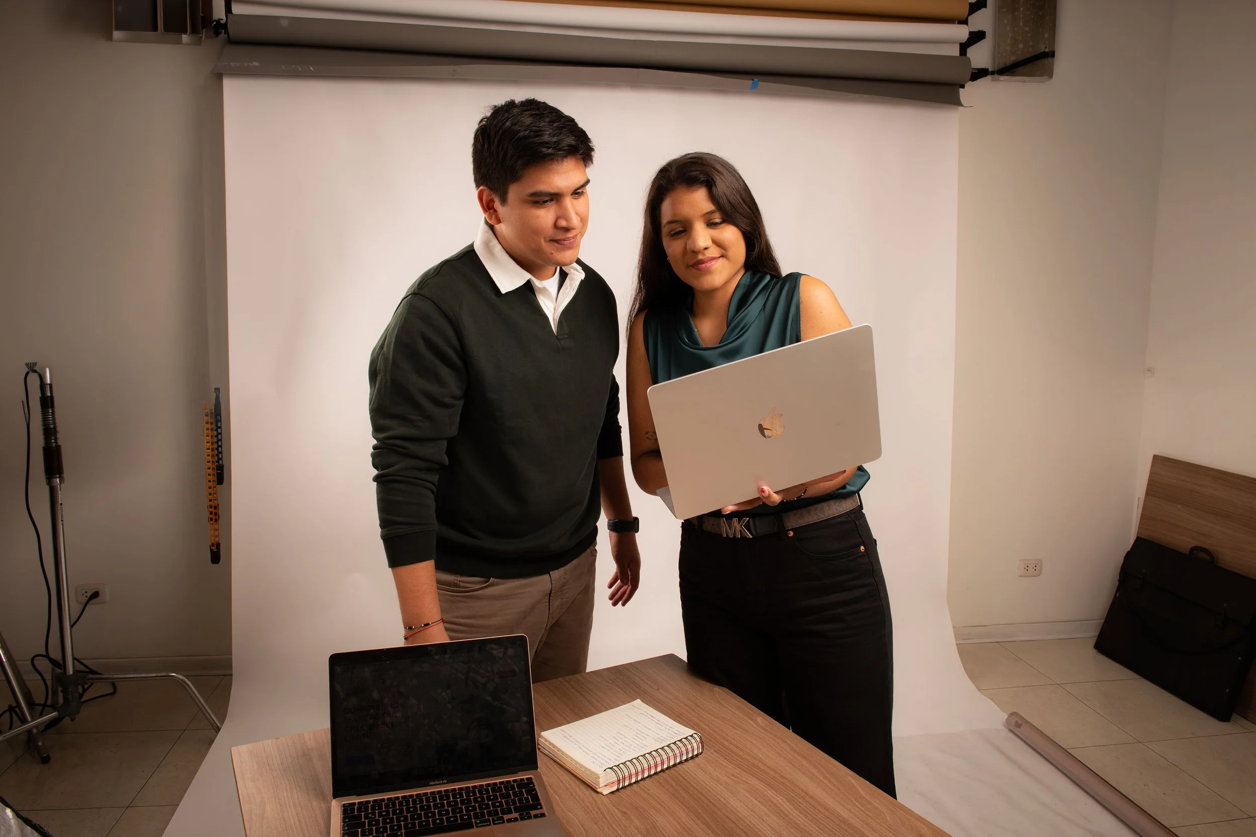Dos personas viendo una computadora, diseñando la estrategia de marketing digital para el cliente