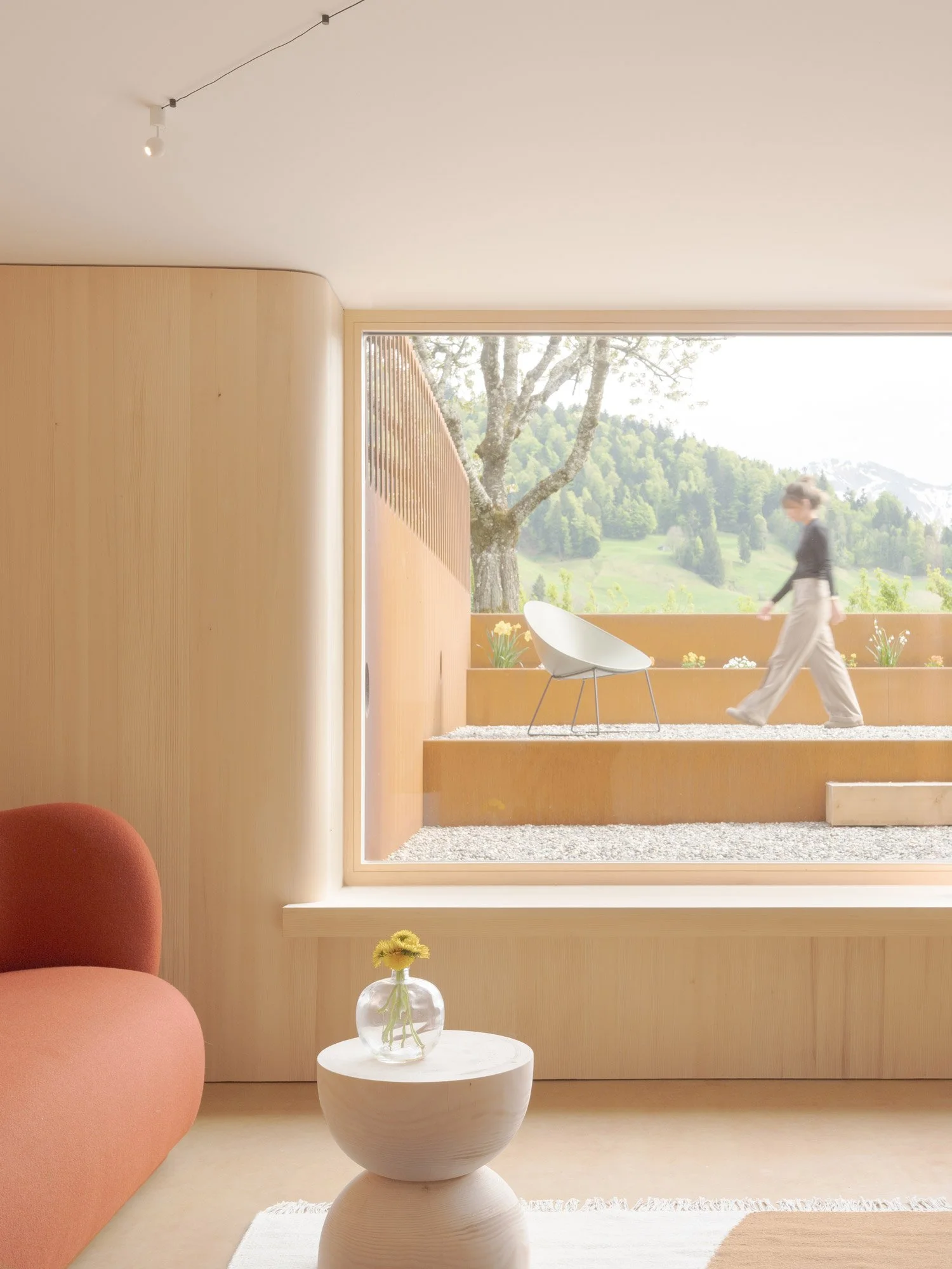 •	Wohnraum im Garten-Apartment im Haus des Onkels mit großem Fenster, Gartenblick und Holzsitzbank