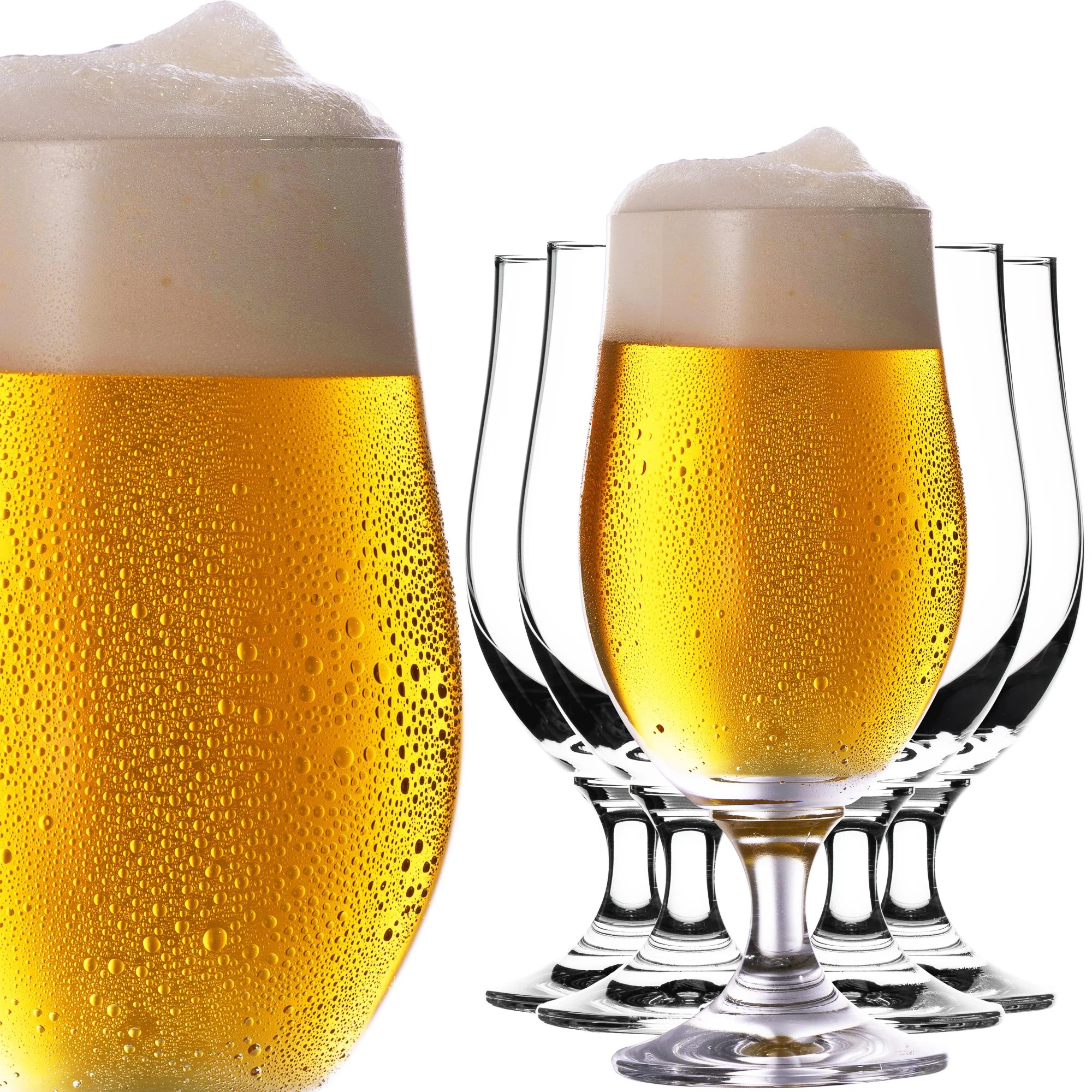 Biergläser mit Schaum und Kondensation auf der Oberfläche, fotografiert gegen weißen Hintergrund.