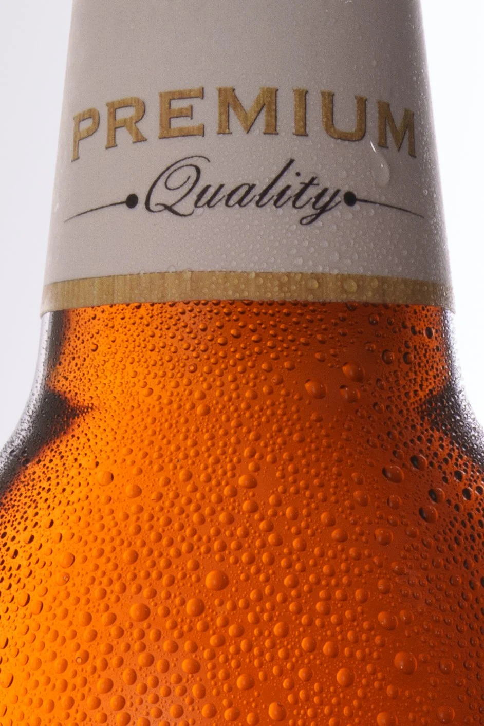 Nahaufnahme einer Bierflasche mit kondensierter Wasser auf der Oberfläche, etikettiert mit 'PREMIUM Quality'.