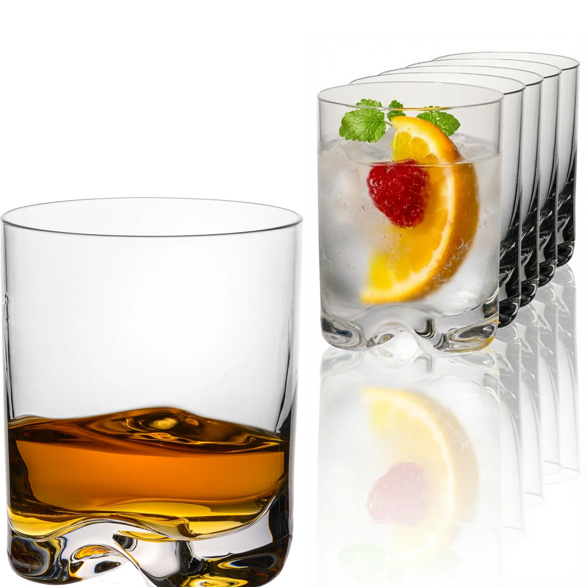 Vier Kristallgläser mit Getränken; das erste Glas ist leer, die anderen drei Gläser enthalten Wasser mit Zitronenscheiben, Minzblättern und Beeren, auf einem reflektierenden weißen Hintergrund.