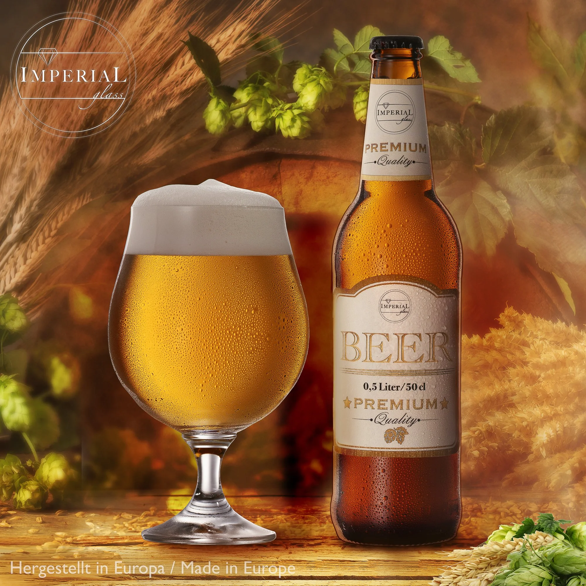 Ein Flasche Bier mit dem Label "Premium Quality" neben einem Bierglas mit schaumigem Kopf, im Hintergrund Hopfen, Gerste und Wacholderbeeren, auf einem Holztisch, mit dem Text "Hergestellt in Europa / Made in Europe".