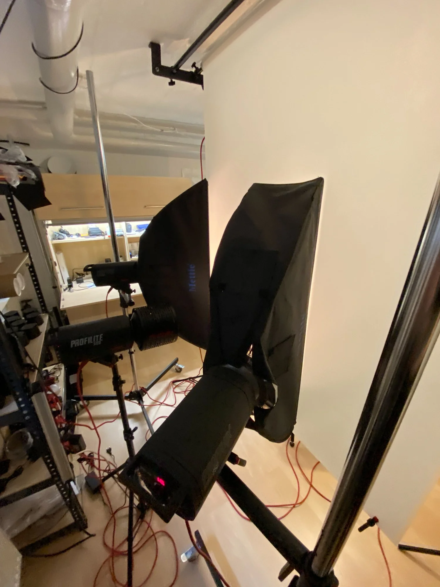 Ein Raum mit Kamerastabilisierungsausrüstung, einem Fokus, einem Monitor und mehreren Kabeln auf dem Boden.