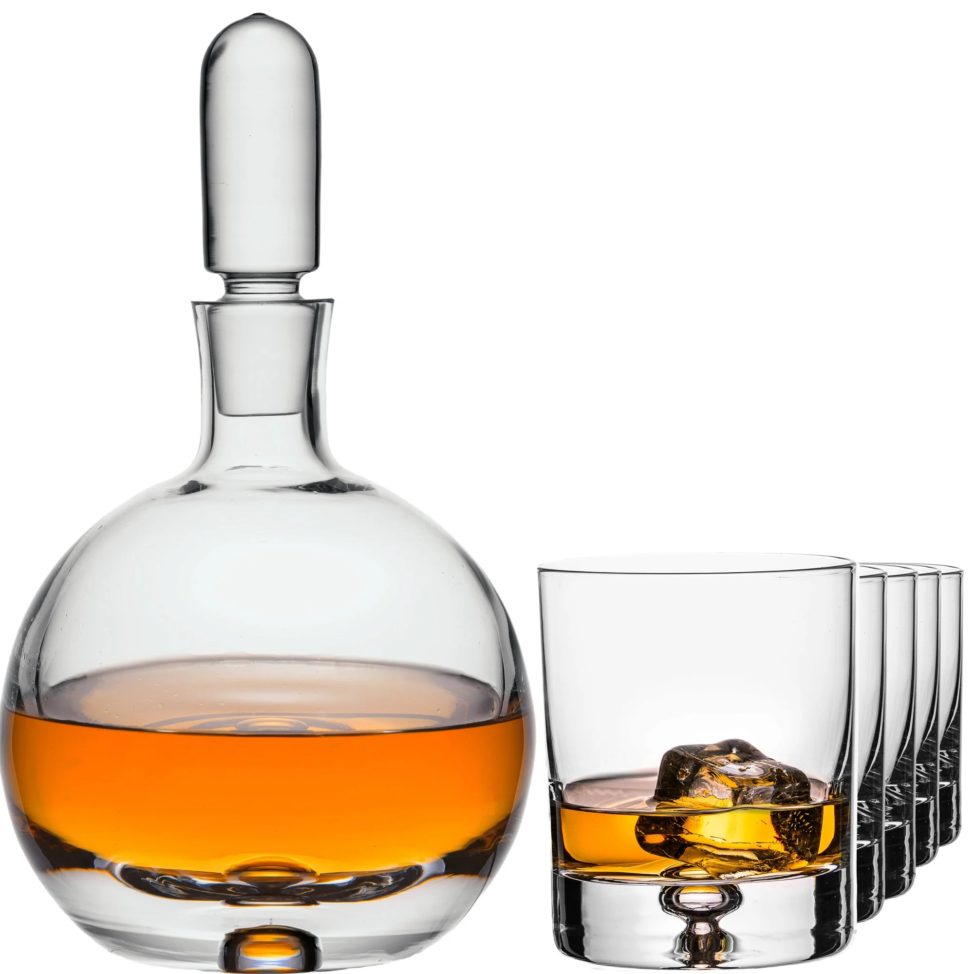 Mehrere Gläser mit verschiedenen alkoholischen Getränken, eines ist ein Karaffe mit braunem Whiskey, daneben ein Glas mit Whiskey und Eiswürfeln, alle auf einem weißen Hintergrund.
