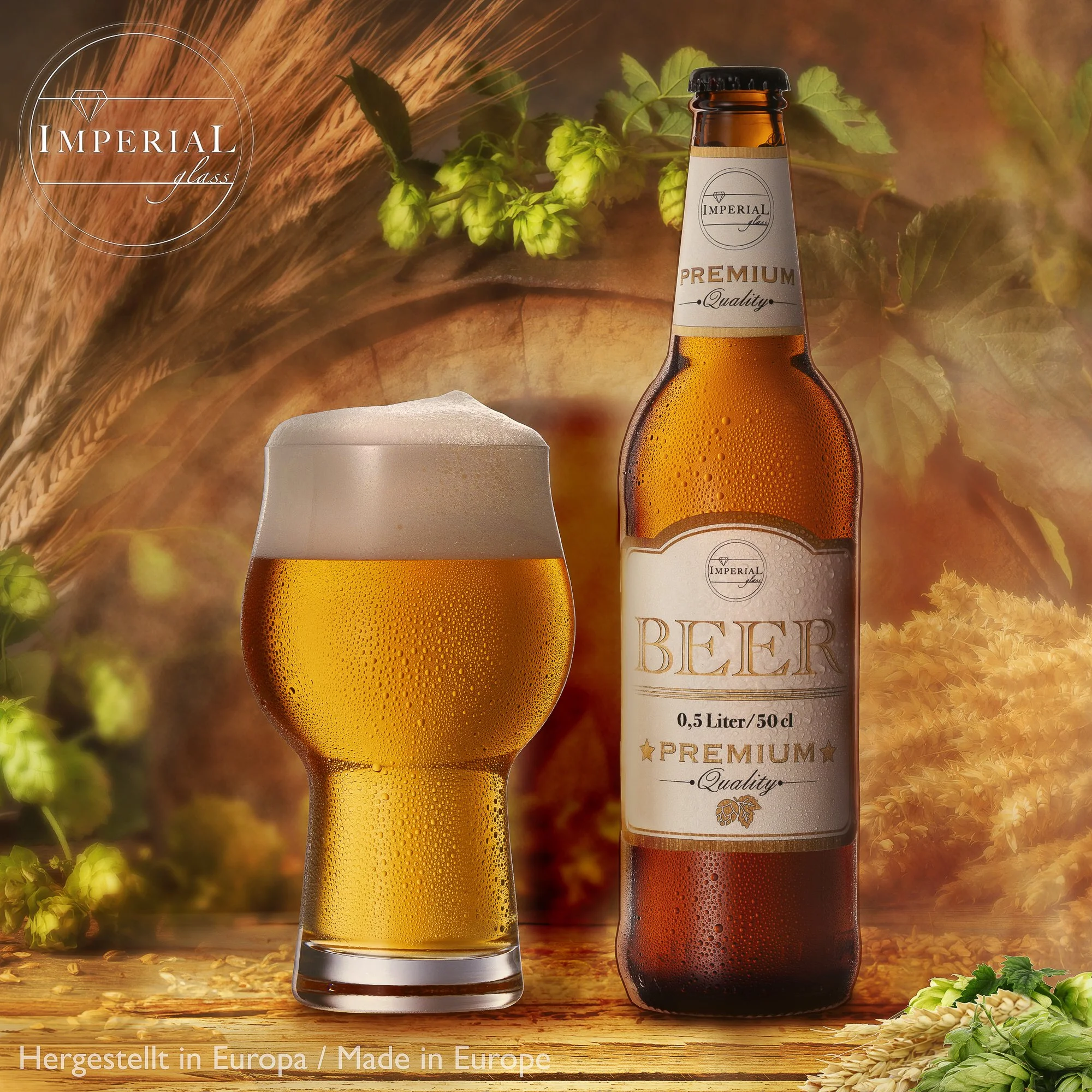 Bierflasche mit dem Label 'Premium Quality' und einem gefüllten Bierglas vor einem Hintergrund aus Hopfen, Gerste und Getreide, mit dem Text 'Hergestellt in Europa / Made in Europe' am unteren Bildrand.