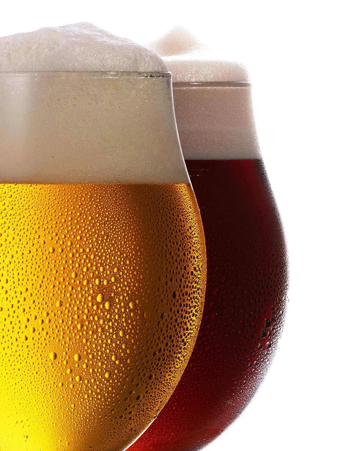 Zwei Gläser mit Bier, eines mit hellem Bier und eines mit dunklem Bier, beide mit Wassertröpfchen bedeckt, auf weißem Hintergrund.