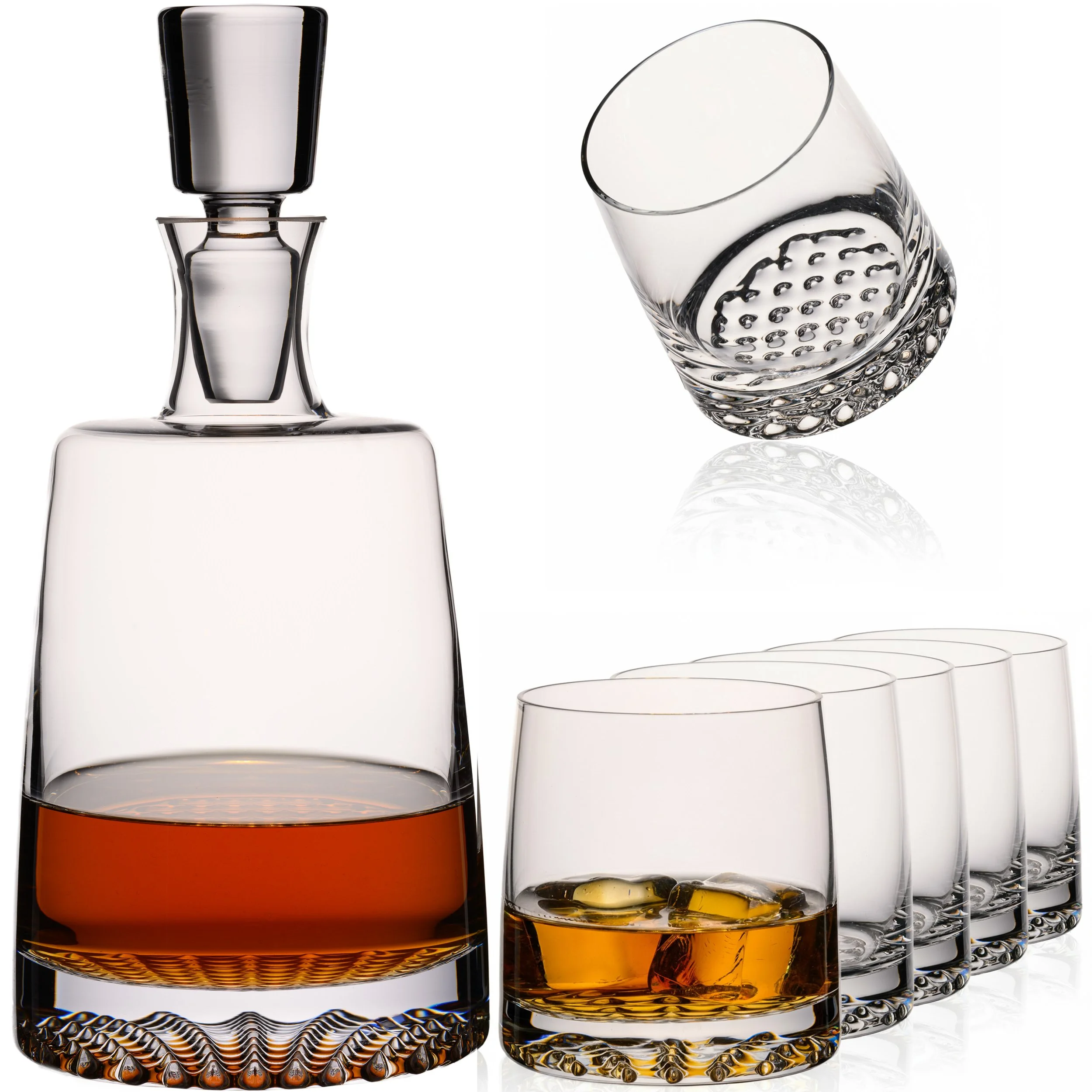 Eine Reihe von Gläsern aus Kristallglas, darunter ein fassender Krug, ein Tumbler, ein Weinglas und mehrere kleine Trinkgläser, alle mit einem dekorativen Muster und Spiegelung auf einer weißen Oberfläche.