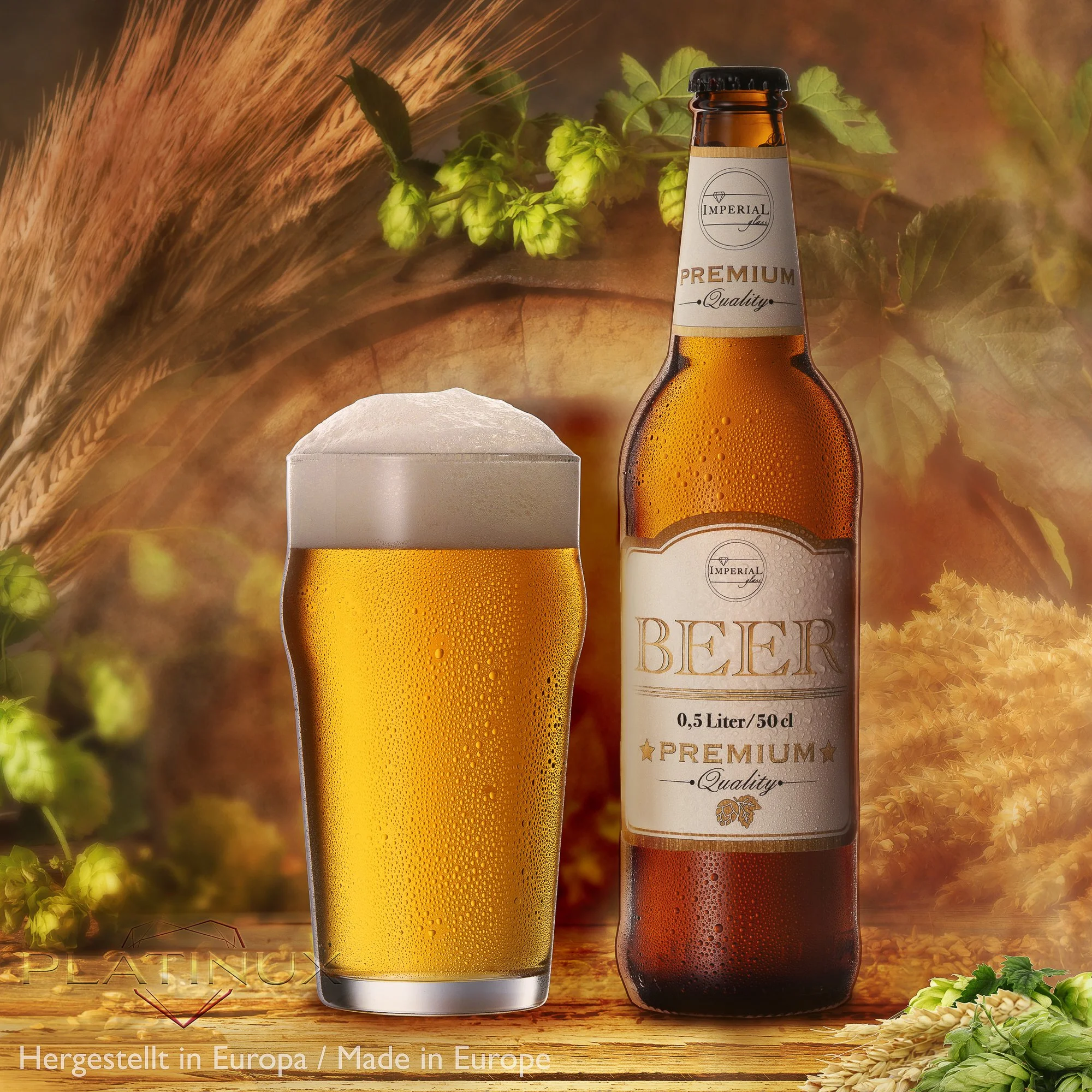 Bierflasche mit Beschriftung 'Premium Beer' und ein Bierglas, umgeben von Hopfen und Gerste auf einem Holzbrett