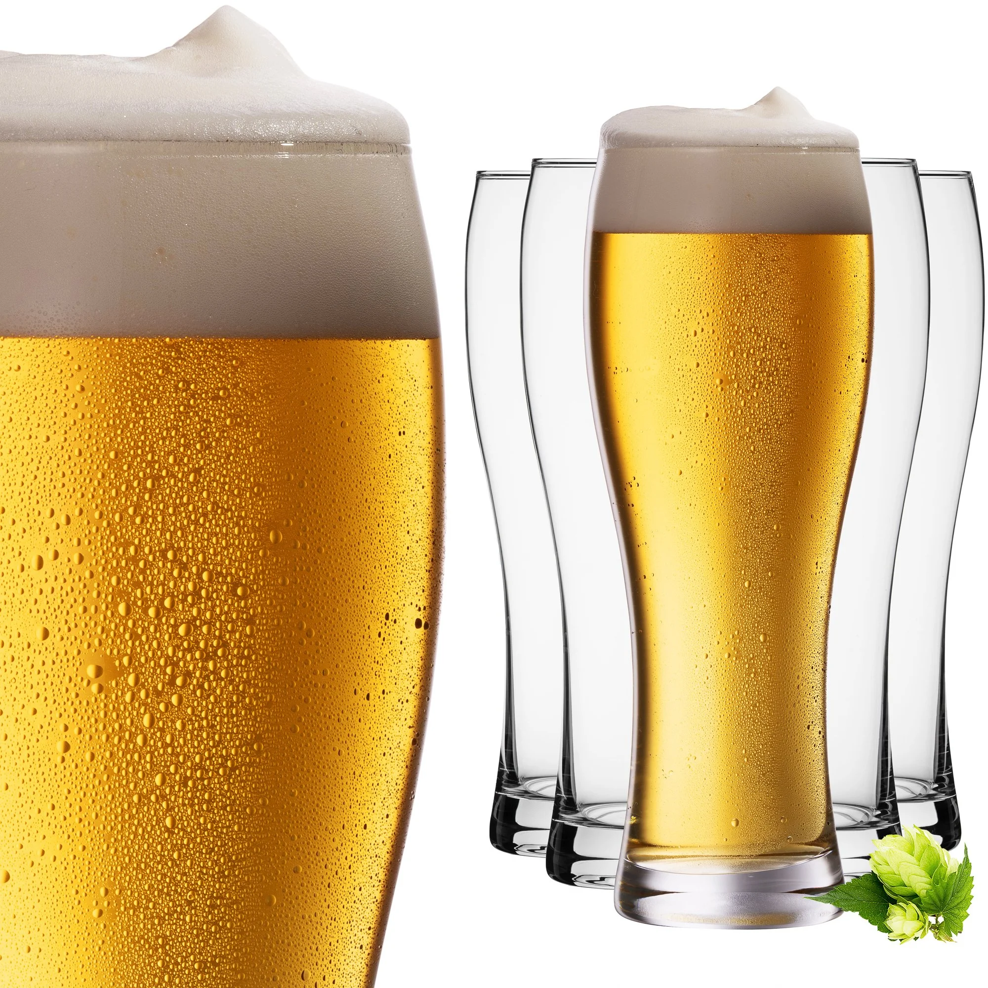 Nahaufnahme eines Bierglases mit Schaum und kondensierende Oberfläche, daneben ein leeres Glas, alles auf weißem Hintergrund, mit Hopfen und grünem Blatt im Vordergrund.