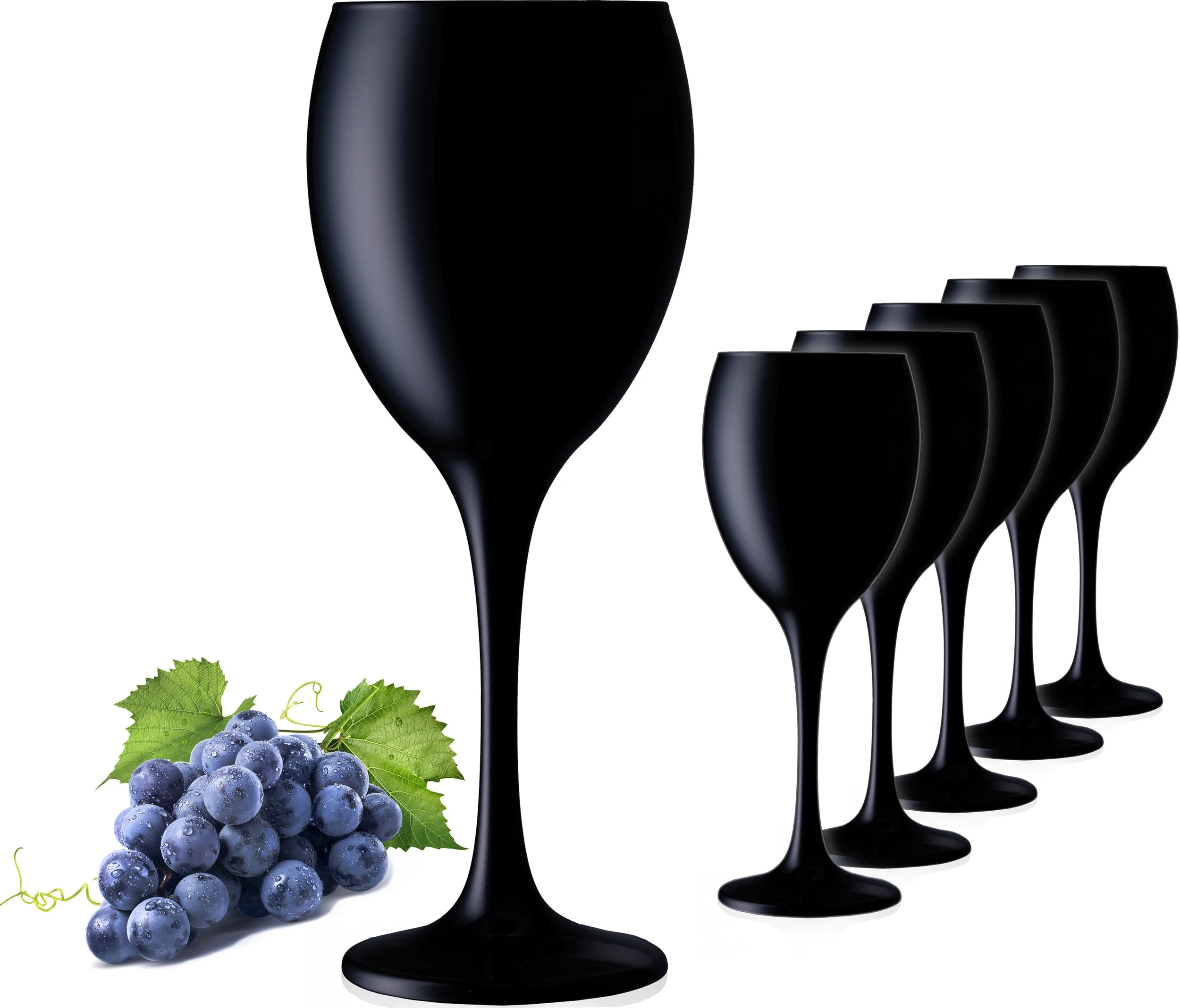 Schwarze Weingläser, ein Weinglas ist voller Wein, daneben liegen Weintrauben und Weinblätter.