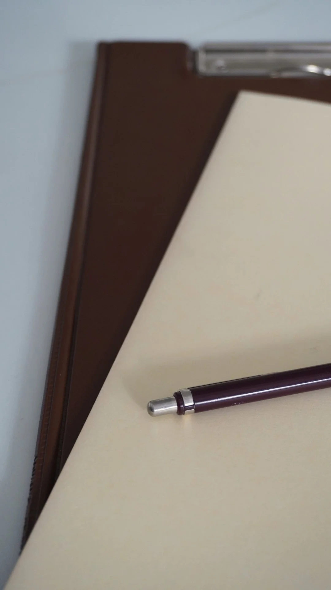 Detailaufnahme eines Füllers auf Vertragsunterlagen; steht sinnbildlich für rechtssichere Vertragsgestaltung im Business-Kontext.
