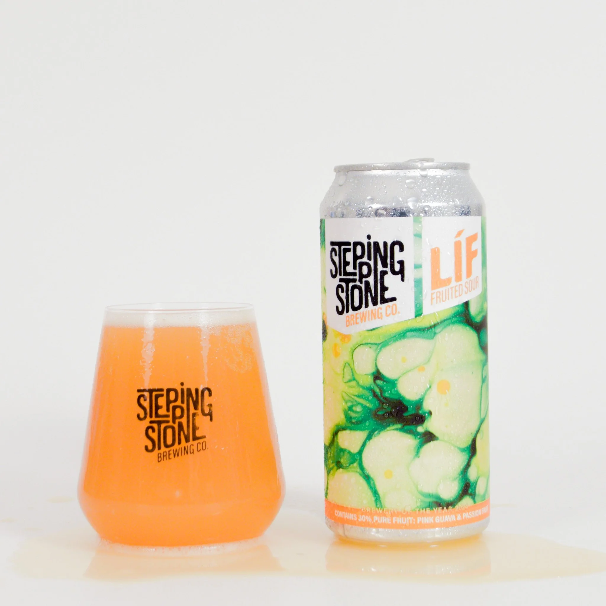En 44cl dåseøl ved siden af et glas, hvor øllet er hældt op. Øllet hedder "Lif" med Pink Guava & Passion Fruit. Øllet og glasset står der "Stepping Stone Brewing Co. på.
