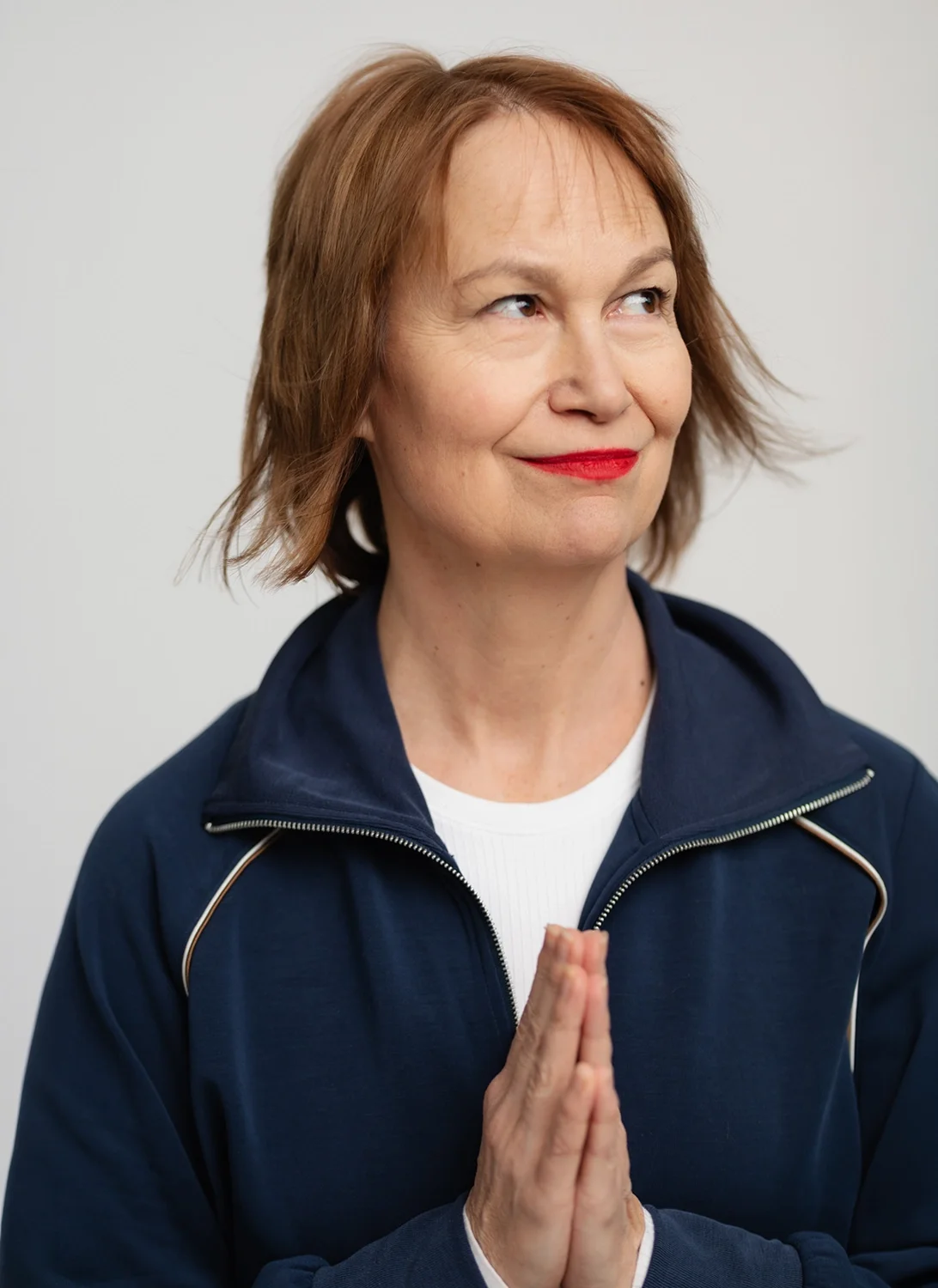 Laura Perheentupa kädet yhdessä kundaliinijoogaharjoituksessa.