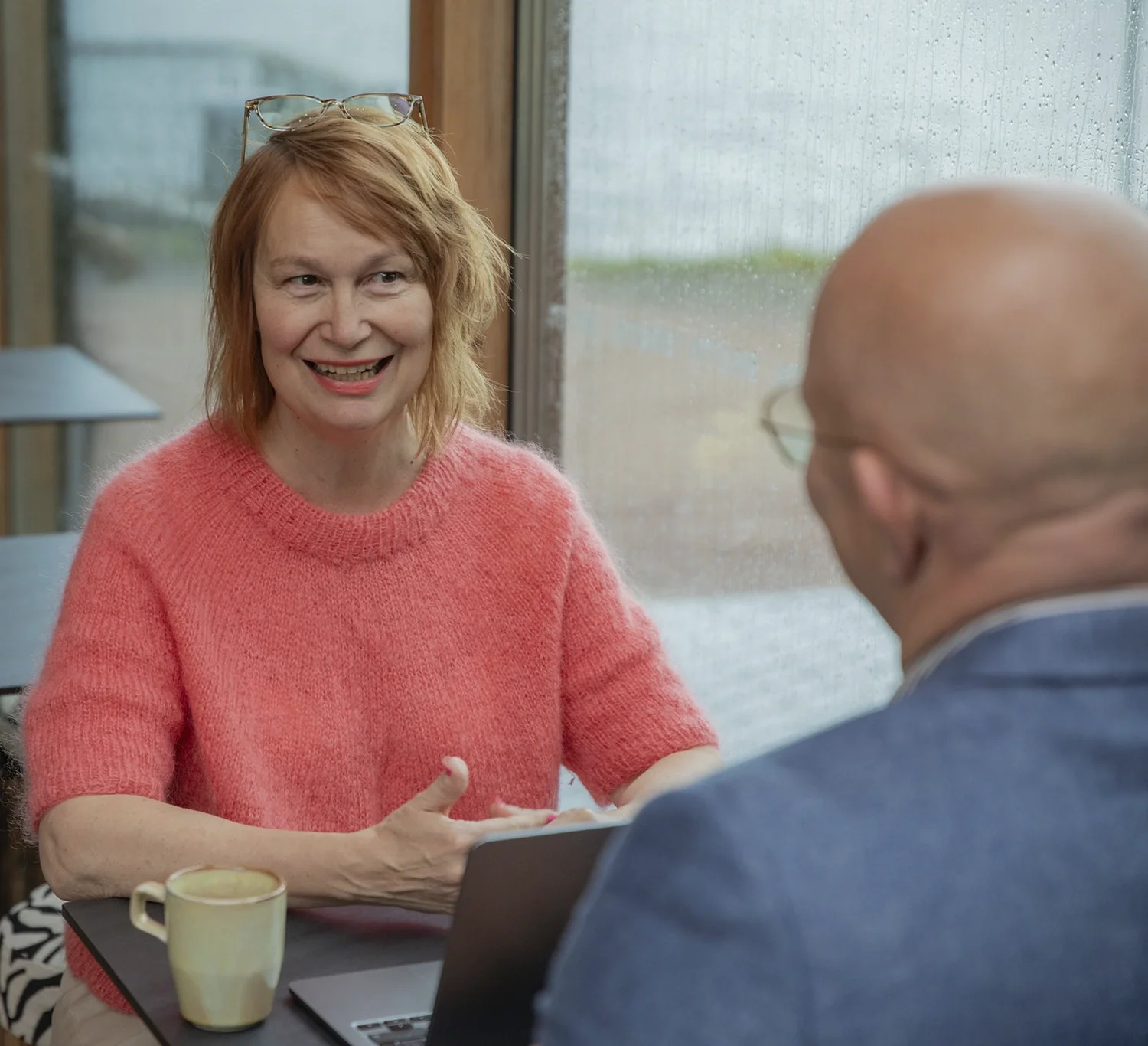Laura Perheentupa keskustelee asiakkaan kanssa coaching-tapaamisessa.
