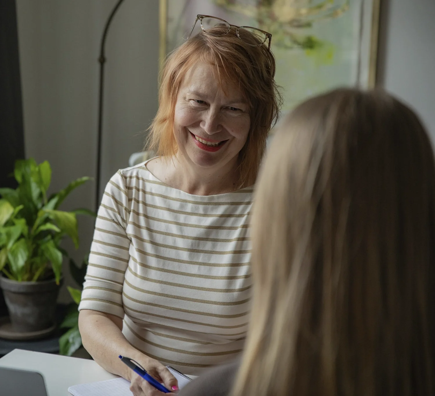 Laura Perheentupa keskustelee asiakkaan kanssa työnohjaustilanteessa.