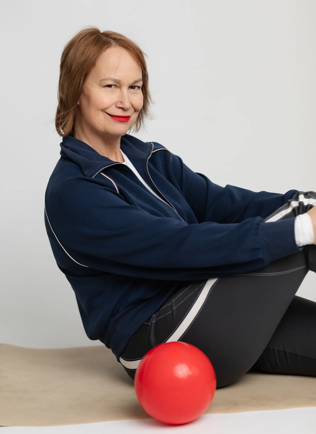 Laura Perheentupa tekemässä kundaliinijoogan liikeharjoitusta.