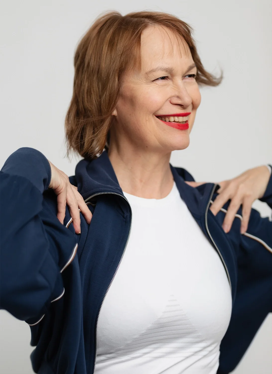 Laura Perheentupa kundaliinijoogaharjoituksen aikana.