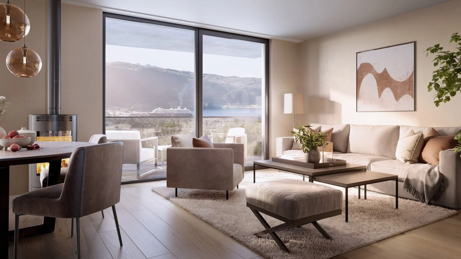 Stue med stor sofa, lenestoler, glassdør til balkong, fjell- og vannutsikt, moderne innredning, planter, maleri på vegg, teppe, spisebord med stoler, uterom med stoler utenfor.