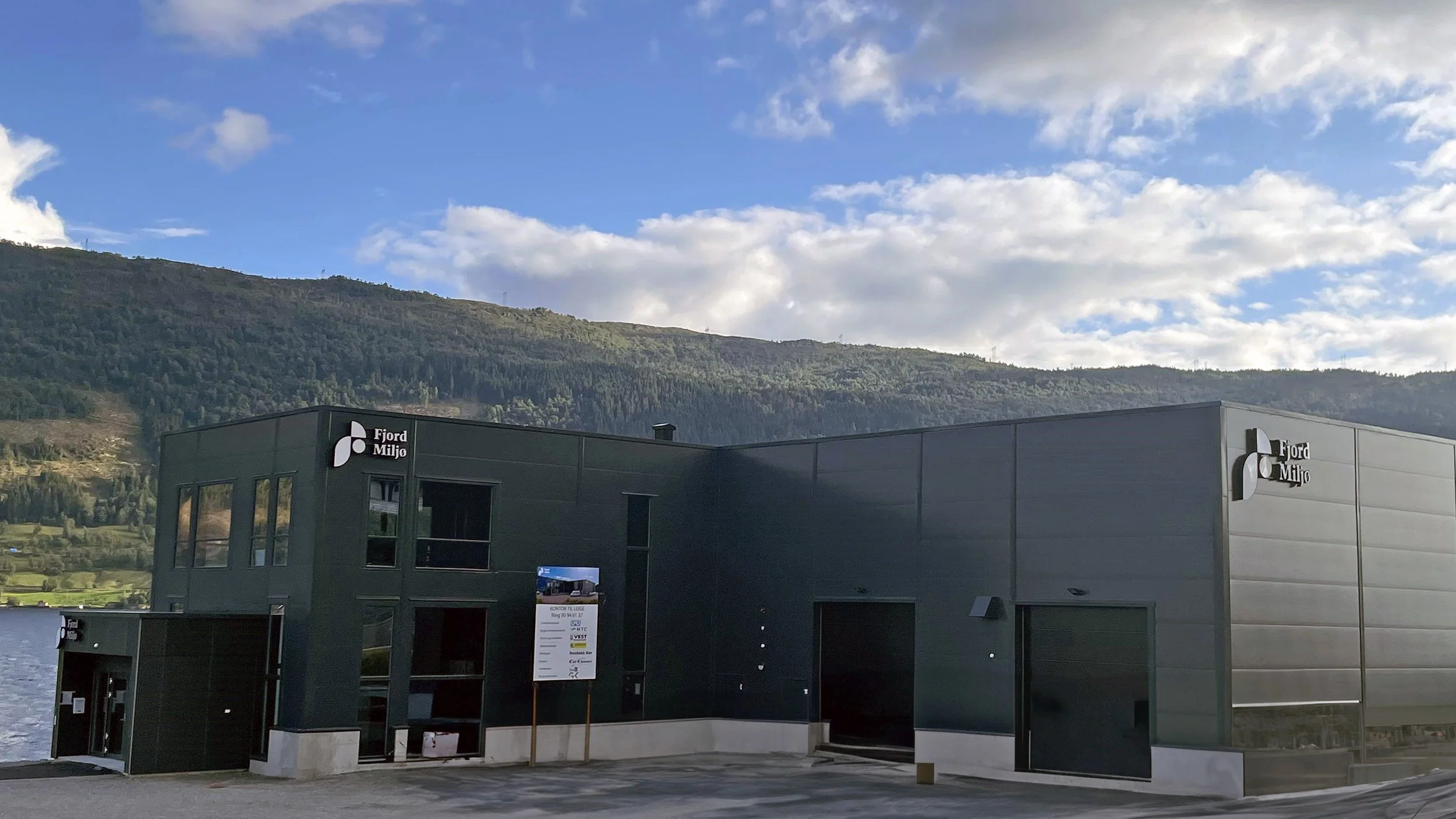 Fjord Miljø bygning med fjell og sky bakgrunn