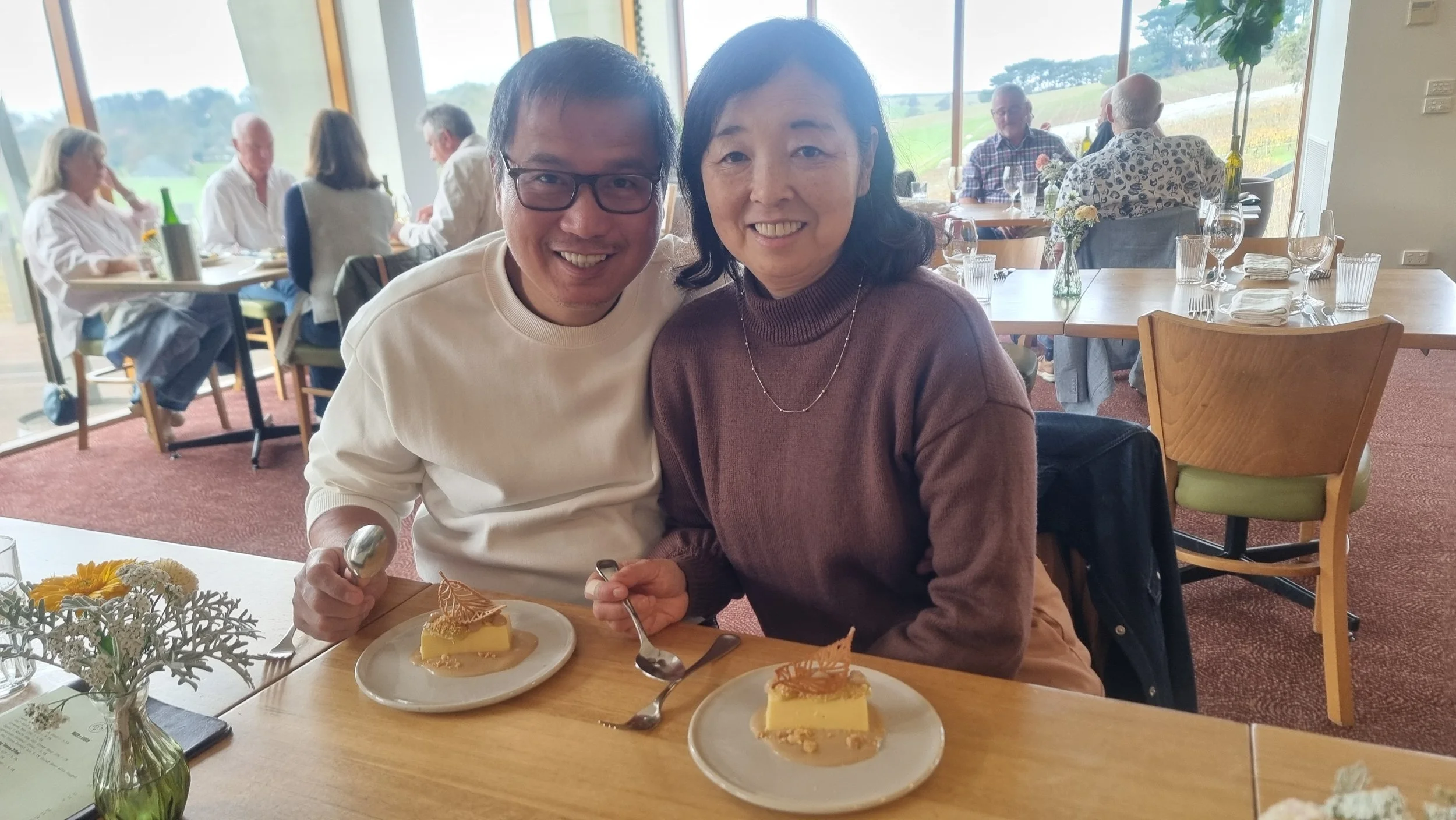 フィリップ島、ペンギンパレードツアー。高級ランチスポットでデザートを楽しむ夫婦。高級ワイナリーランチ。高級フィリップ島ツアー、プライベート日本語ツアー。Phillip Island, Scenery of vineyards from Chandon in Yarra Valley. Private luxurious Melbourne tour.