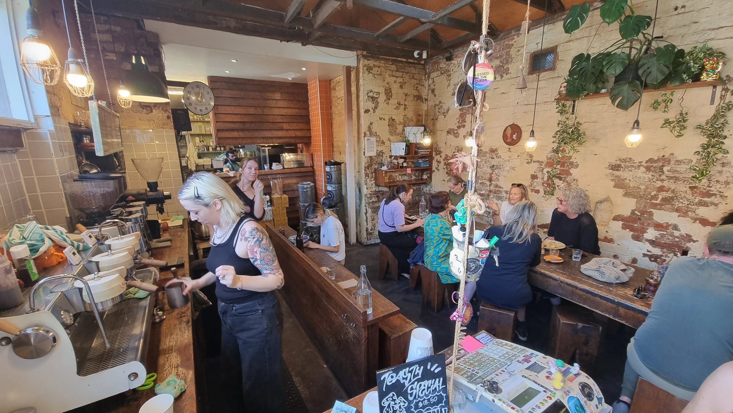 プライベートメルボルン市内ツアー、市内のお土産やさんの景色。高級コースランチ。高級プライベートツアー、プライベート日本語ツアー。Melbourne Souvenier shop. Private luxurious Melbourne tour.