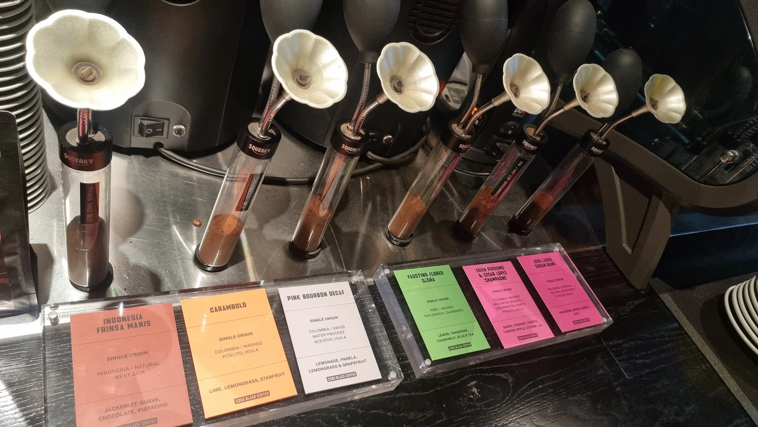 プライベートメルボルン市内ツアー、人気コーヒーショップのCode Black Coffee 店内の様子。高級コースランチ。高級プライベートツアー、プライベート日本語ツアー。Melbourne Cafe, Code black coffee。Private luxurious Melbourne tour.
