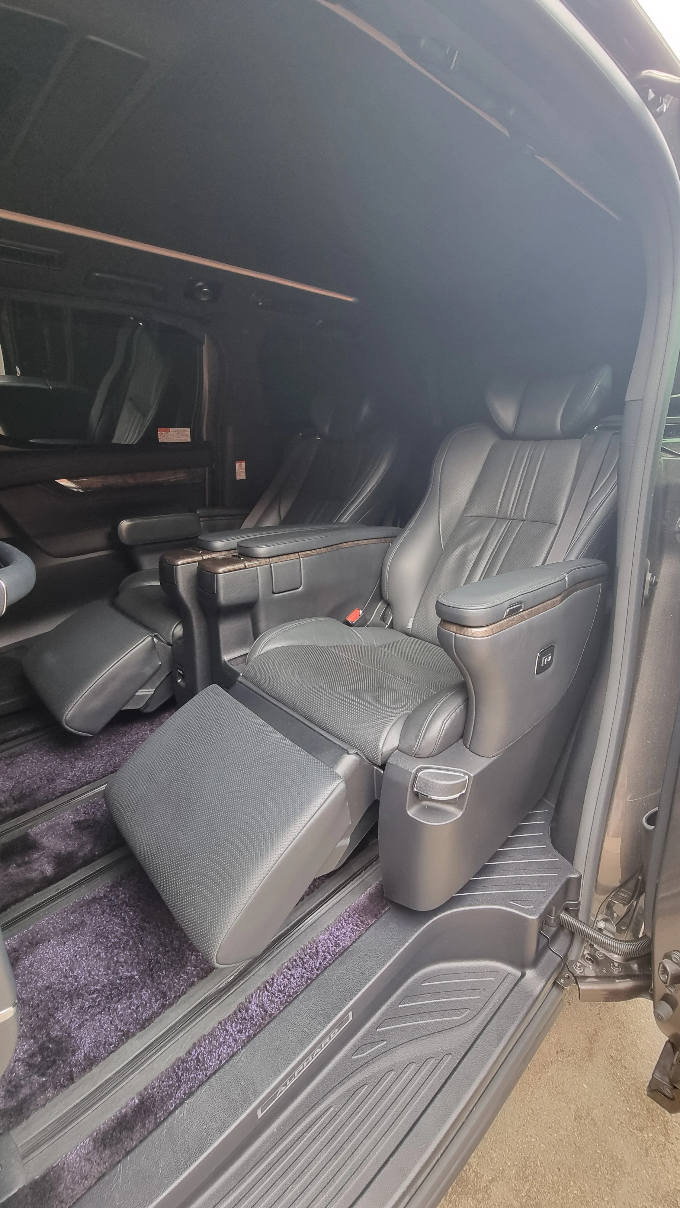 プライベート日本語メルボルンツアー。お客様が使用される快適車内空間の様子。Private luxurious Melbourne tour.